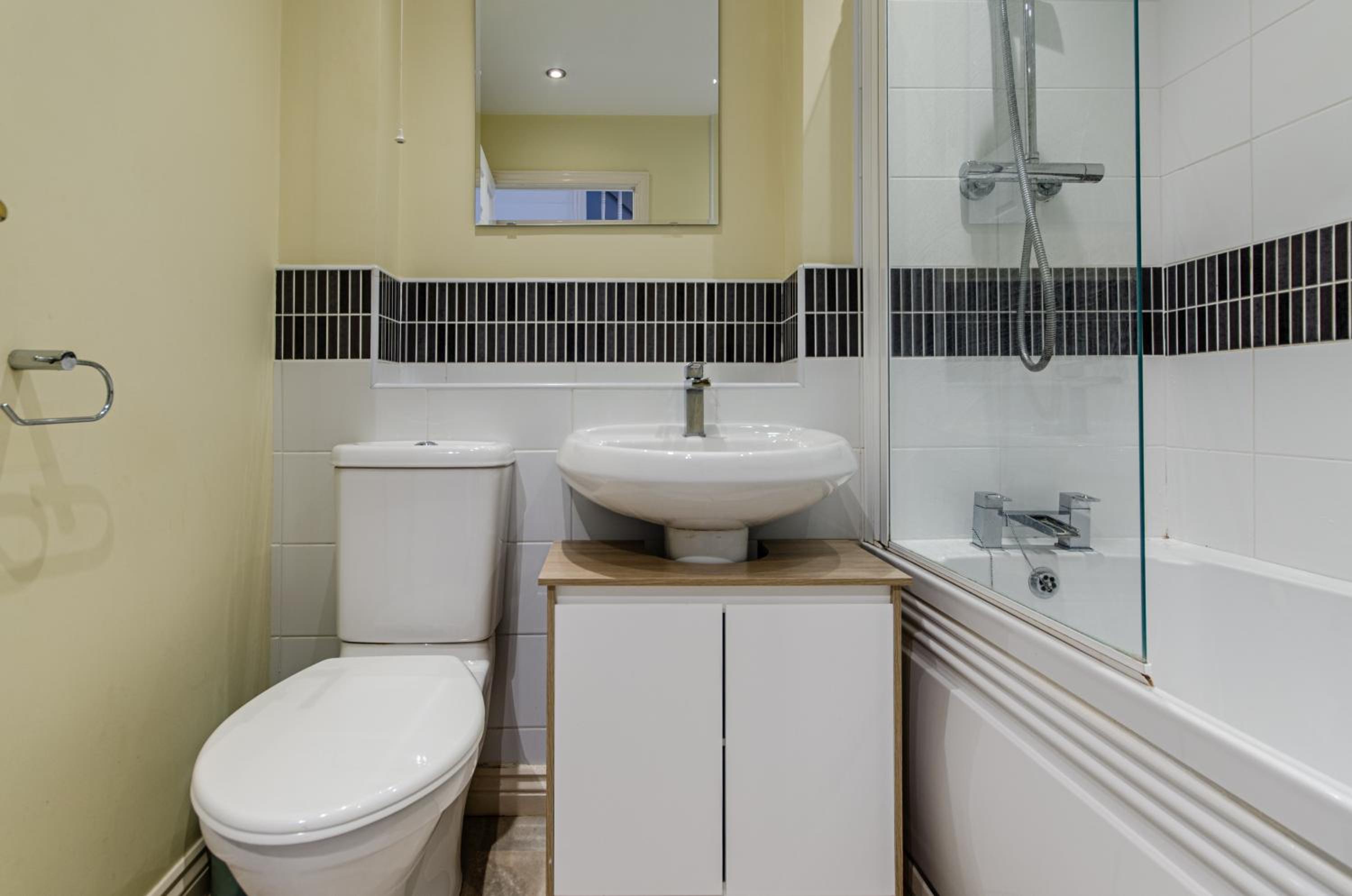Modern 3BD Townhouse in Tamworth with Ensuite