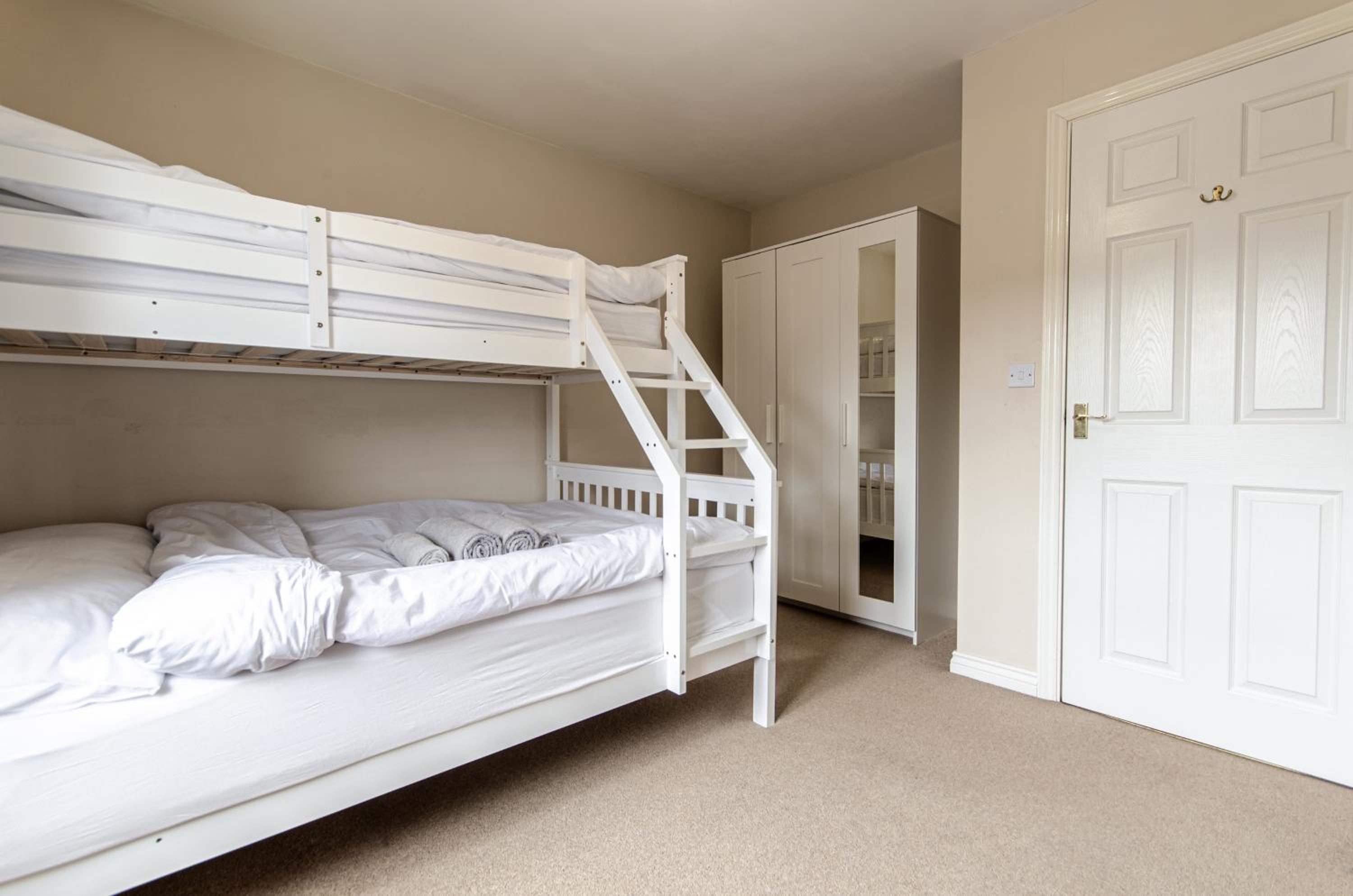 Modern 3BD Townhouse in Tamworth with Ensuite