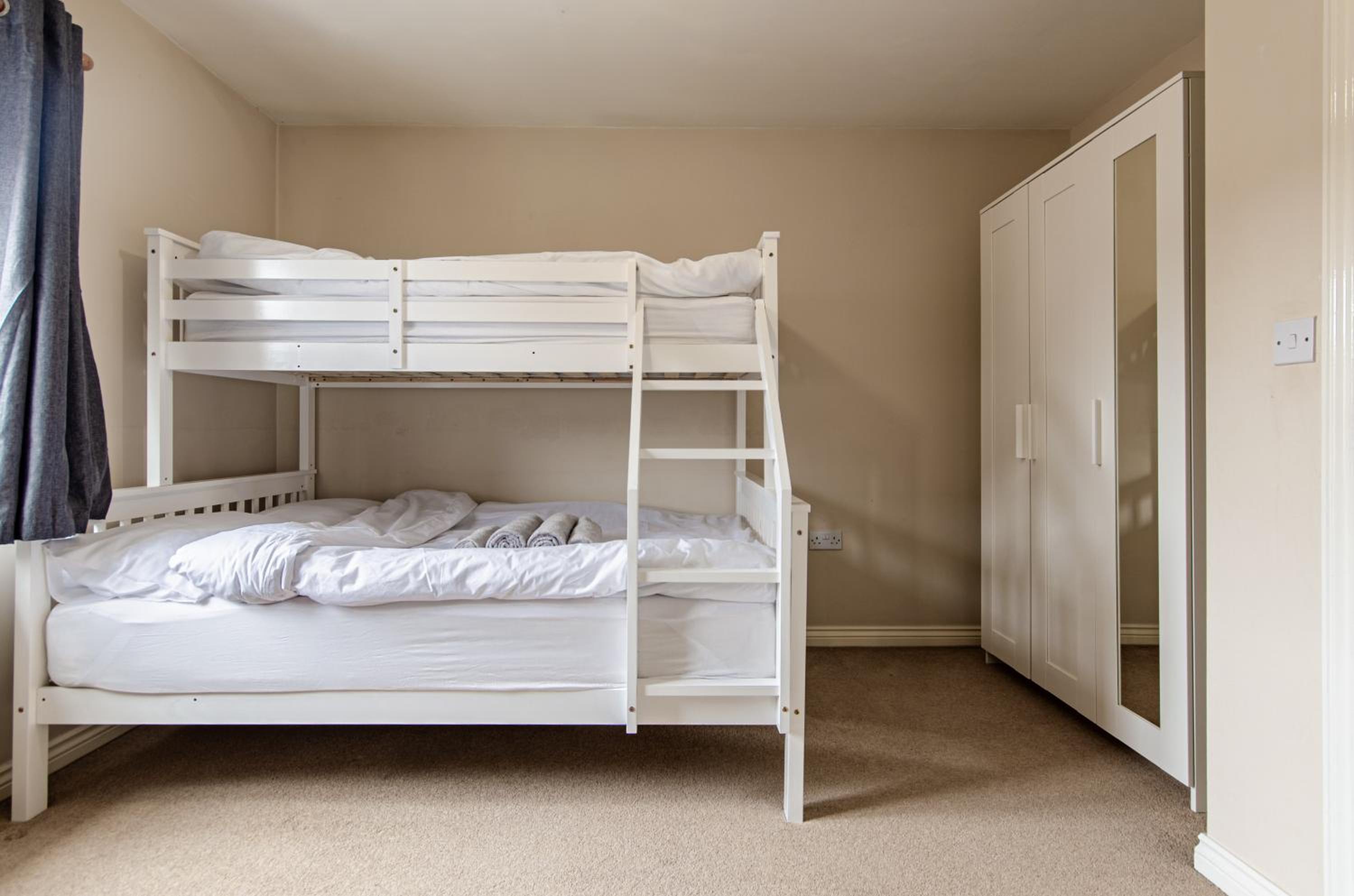Modern 3BD Townhouse in Tamworth with Ensuite