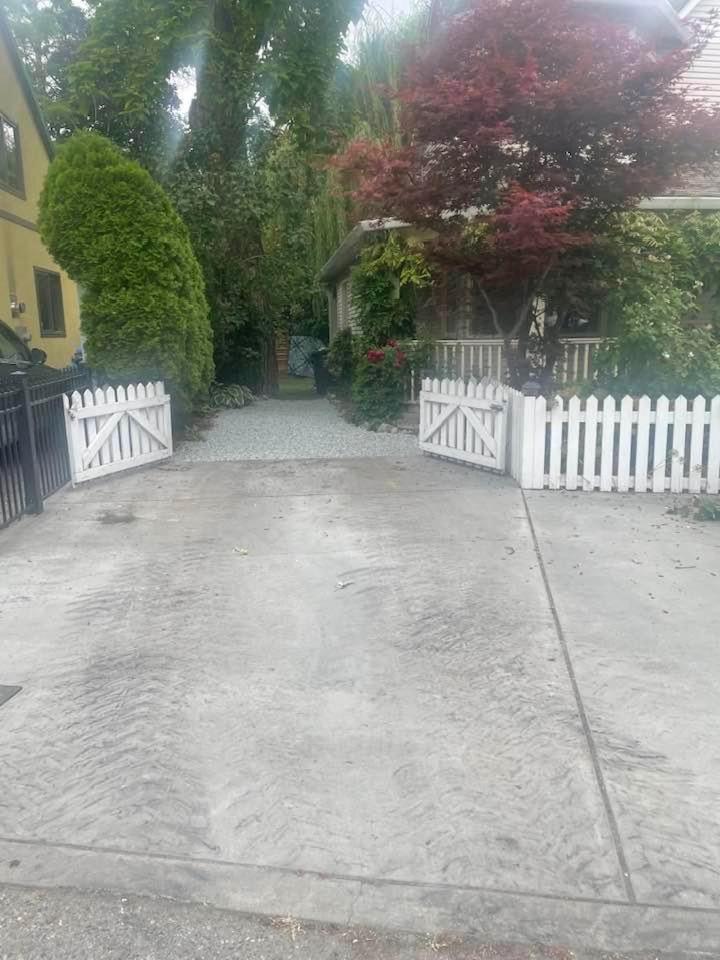 Private 2 bdrm, bath, kitchenette, living room & Walk to KGH, City Park & Beaches