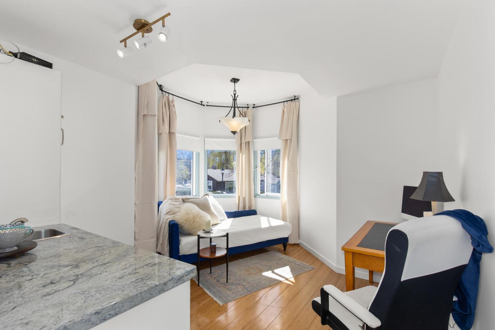 Private 2 bdrm, bath, kitchenette, living room & Walk to KGH, City Park & Beaches