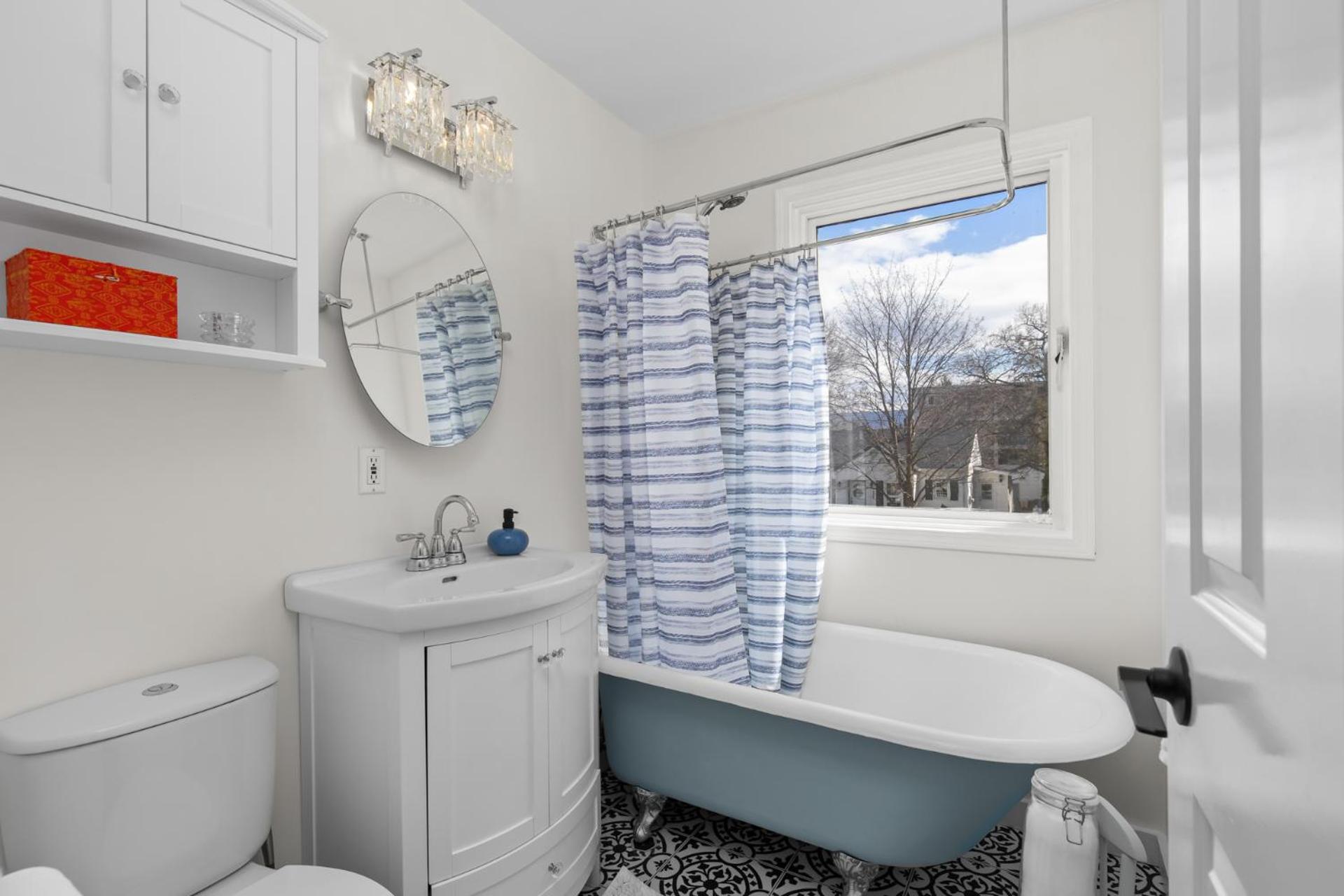 Private 2 bdrm, bath, kitchenette, living room & Walk to KGH, City Park & Beaches