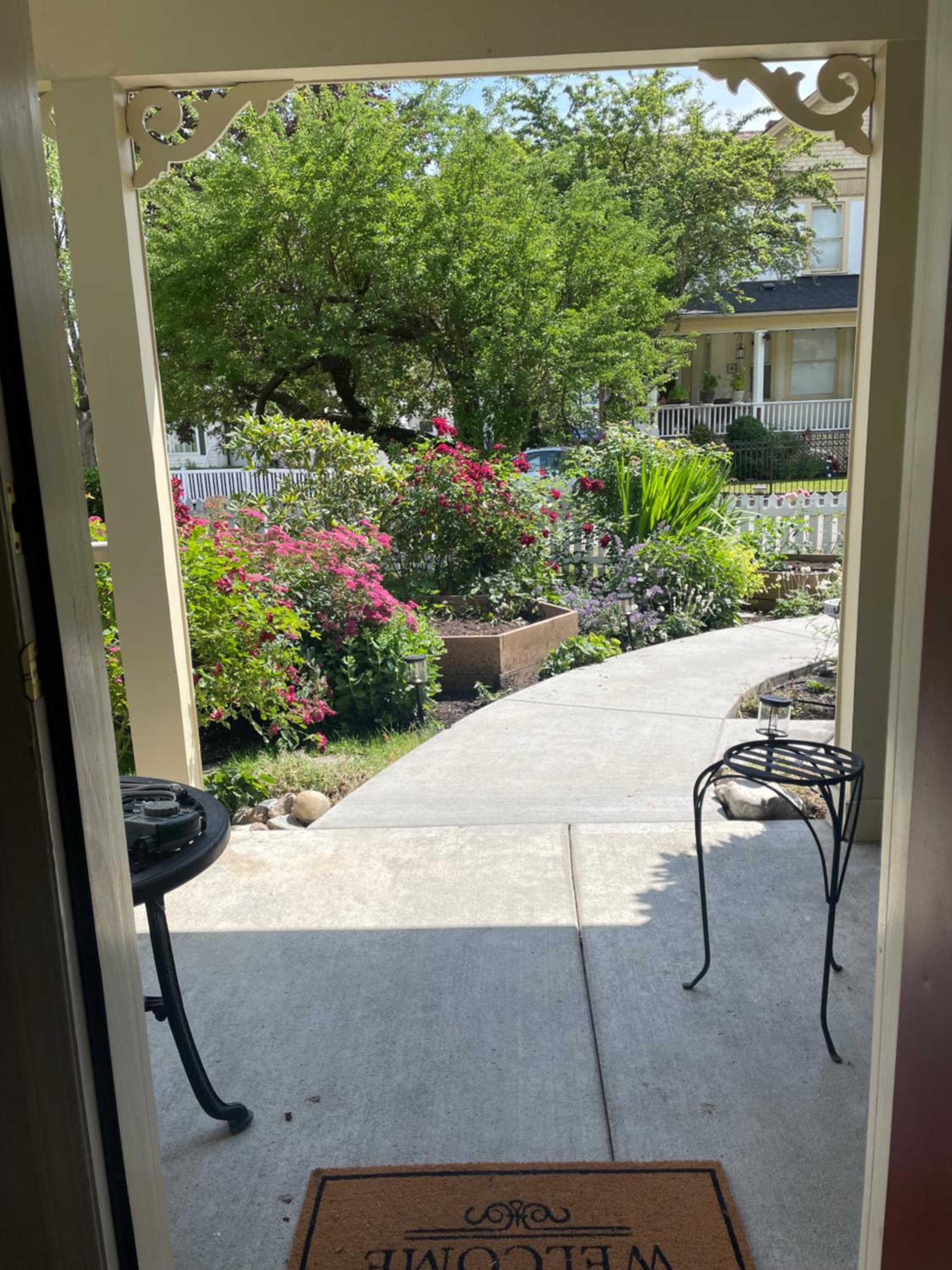 Private 2 bdrm, bath, kitchenette, living room & Walk to KGH, City Park & Beaches
