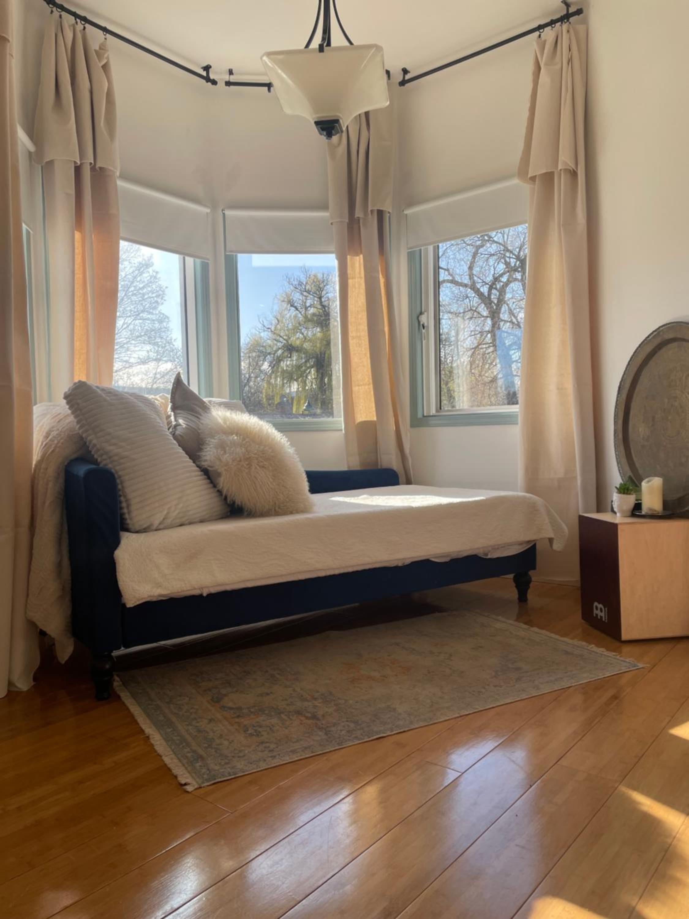 Private 2 bdrm, bath, kitchenette, living room & Walk to KGH, City Park & Beaches