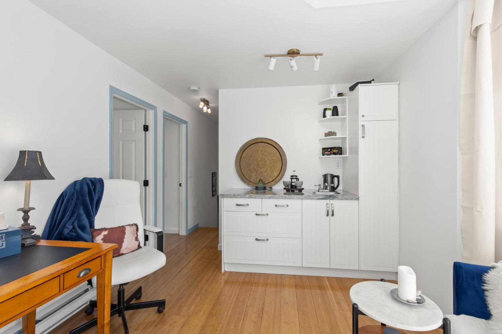 Private 2 bdrm, bath, kitchenette, living room & Walk to KGH, City Park & Beaches