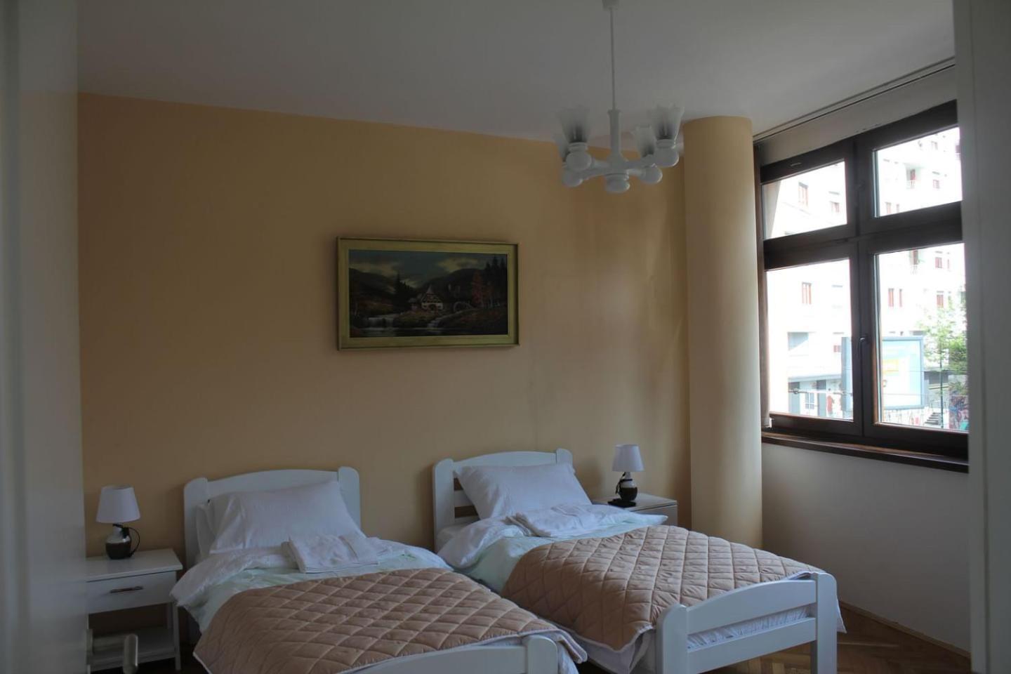 Mali Dvor