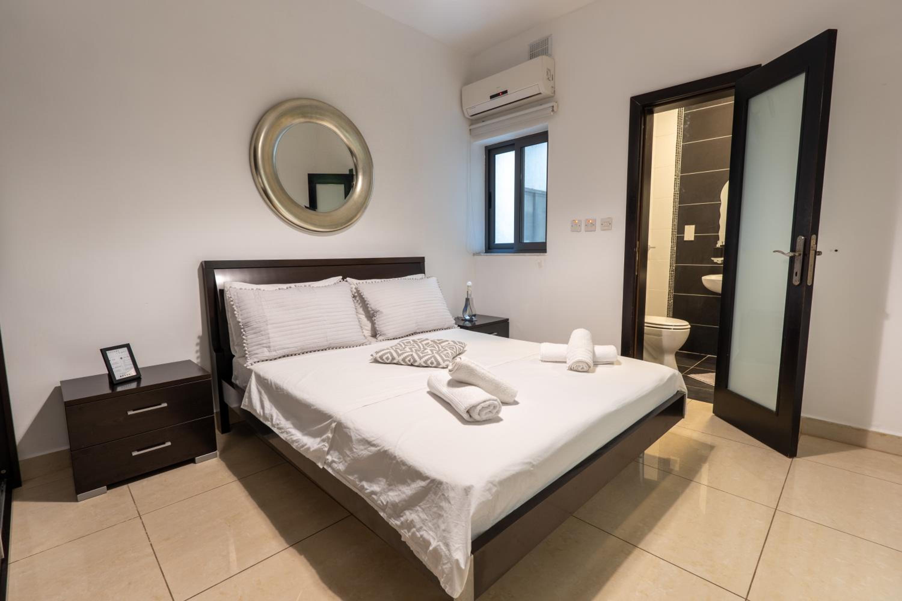 Spacious Ensuite Bedroom - Shared Flat- Gzira