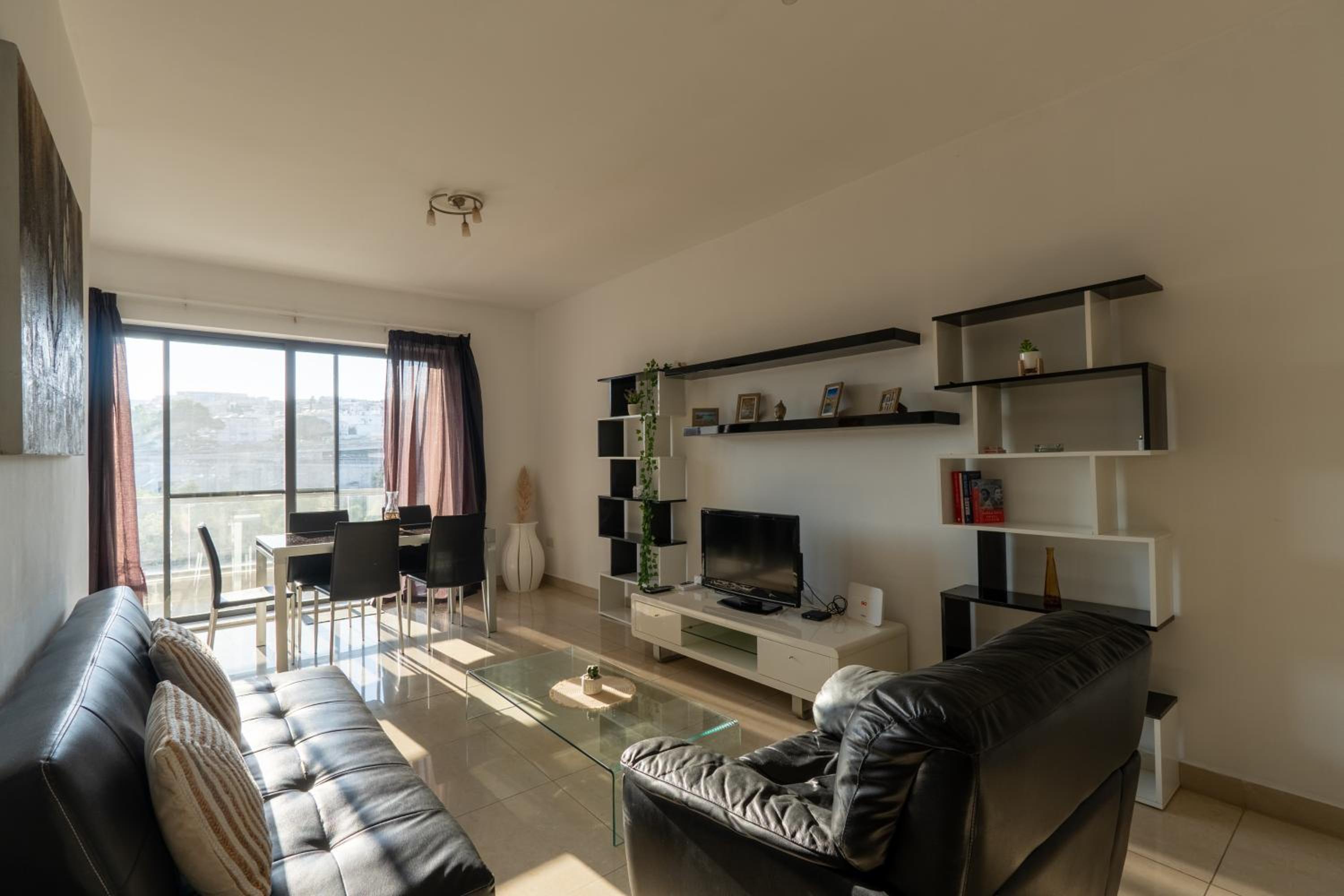Spacious Ensuite Bedroom - Shared Flat- Gzira