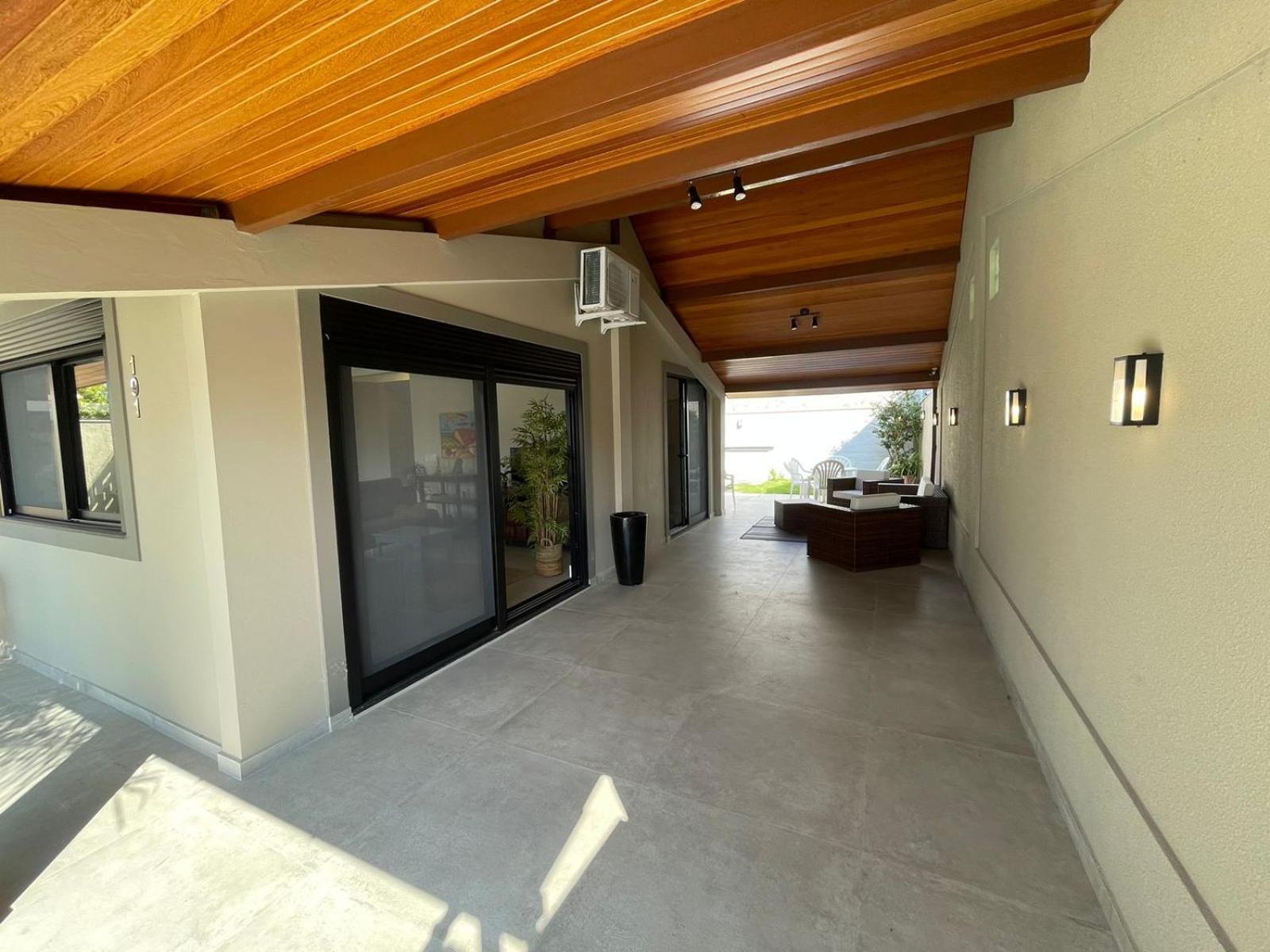 cód 8- Casa espetacular com piscina na praia de Palmas