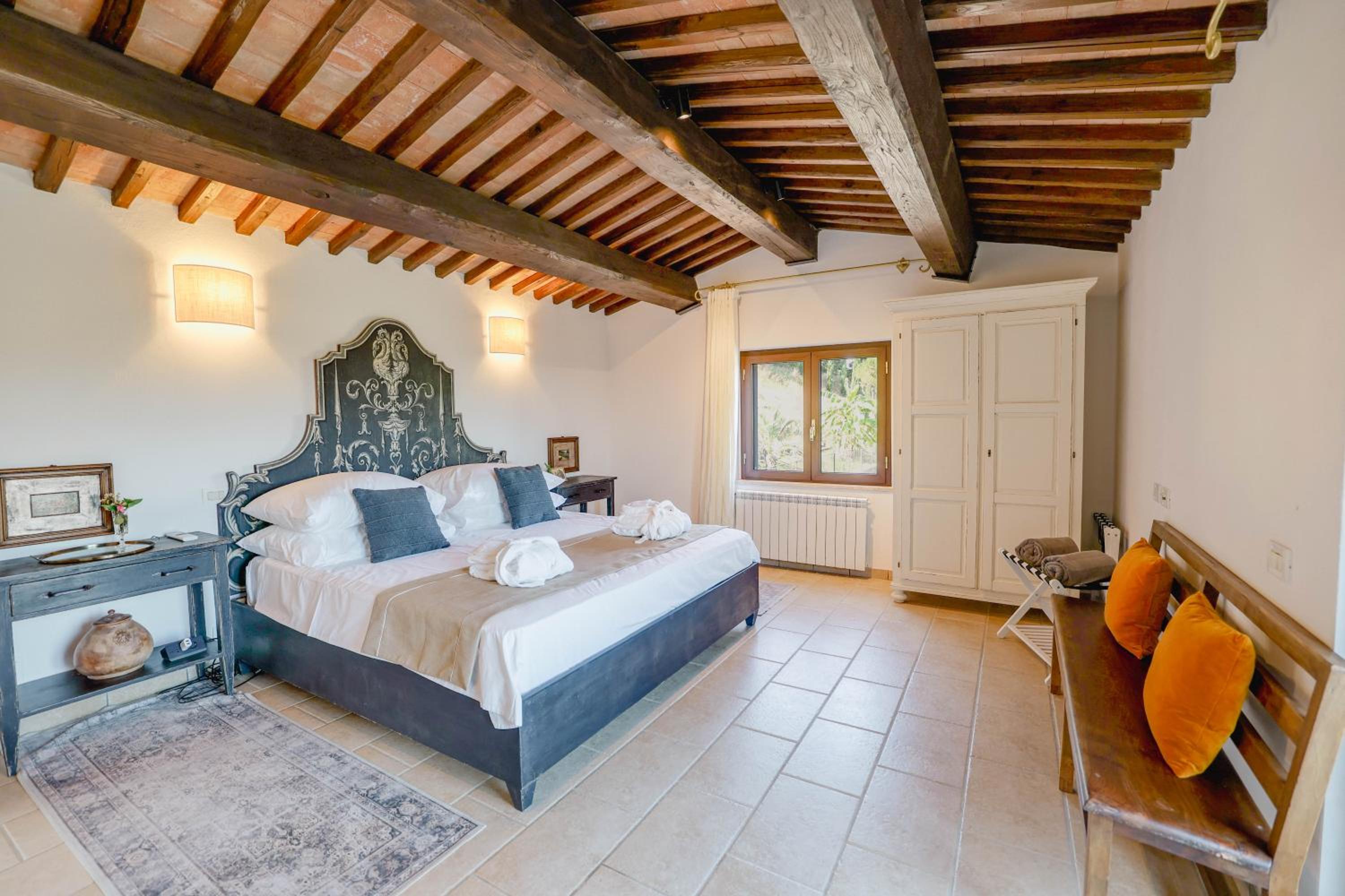 Villa Destino Italy, Umbria Tuscany boarder view 4
