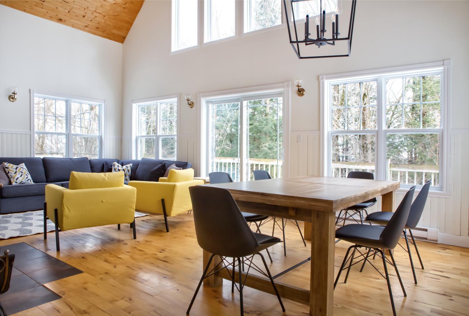 Le 5 Owl - Tranquil Haven near the Charming Village of Knowlton - Sleeps 12 - Whole House & 2 Acres with Pond, Bridge, Grounds, and Woods