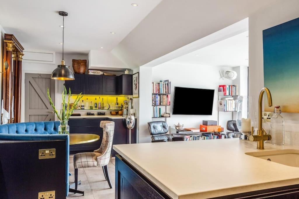 Exceptional Family Stay in Idyllic English Village view 3