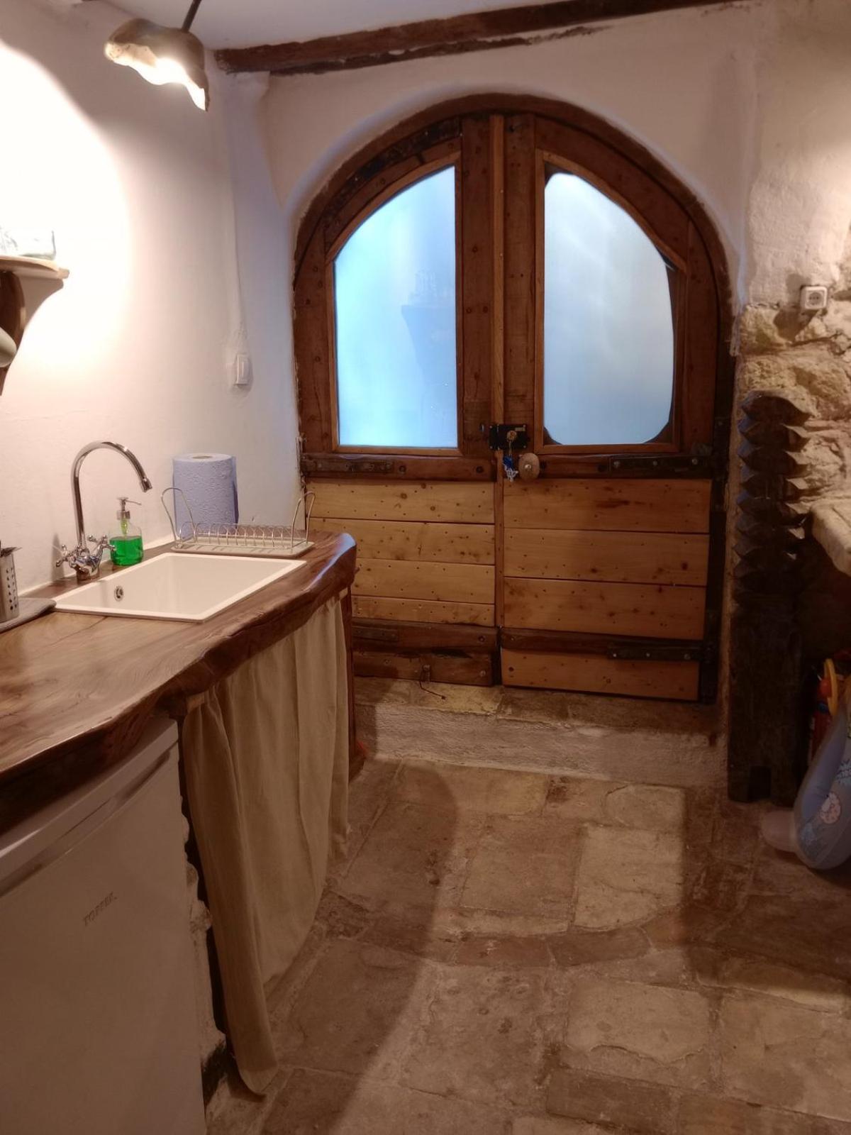 Chaos Woodcraft Apartment photo 5