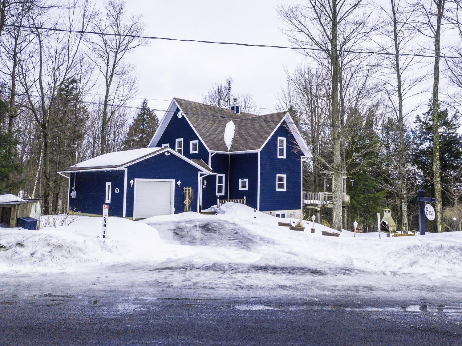 Le 5 Owl - Tranquil Haven near the Charming Village of Knowlton - Sleeps 12 - Whole House & 2 Acres with Pond, Bridge, Grounds, and Woods