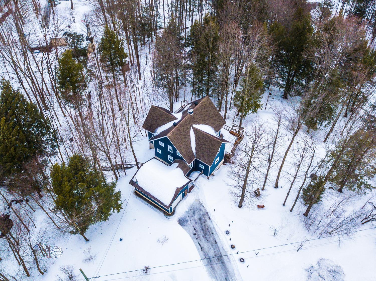 Le 5 Owl - Tranquil Haven near the Charming Village of Knowlton - Sleeps 12 - Whole House & 2 Acres with Pond, Bridge, Grounds, and Woods