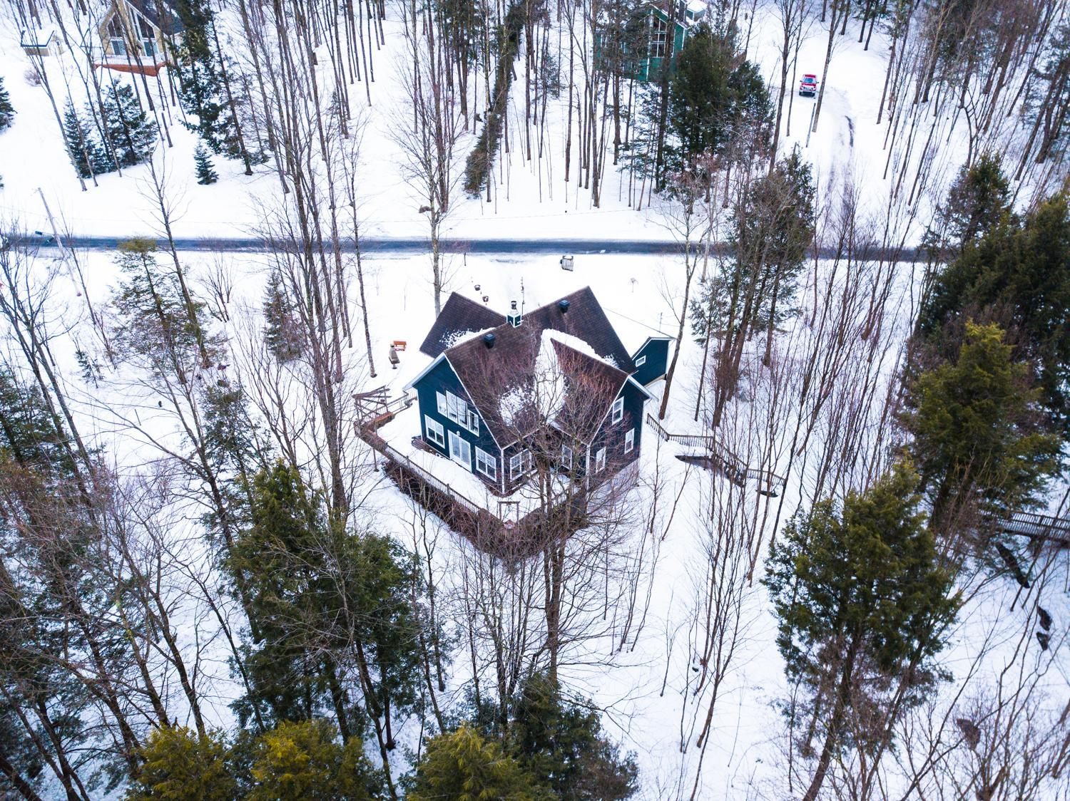 Le 5 Owl - Tranquil Haven near the Charming Village of Knowlton - Sleeps 12 - Whole House & 2 Acres with Pond, Bridge, Grounds, and Woods