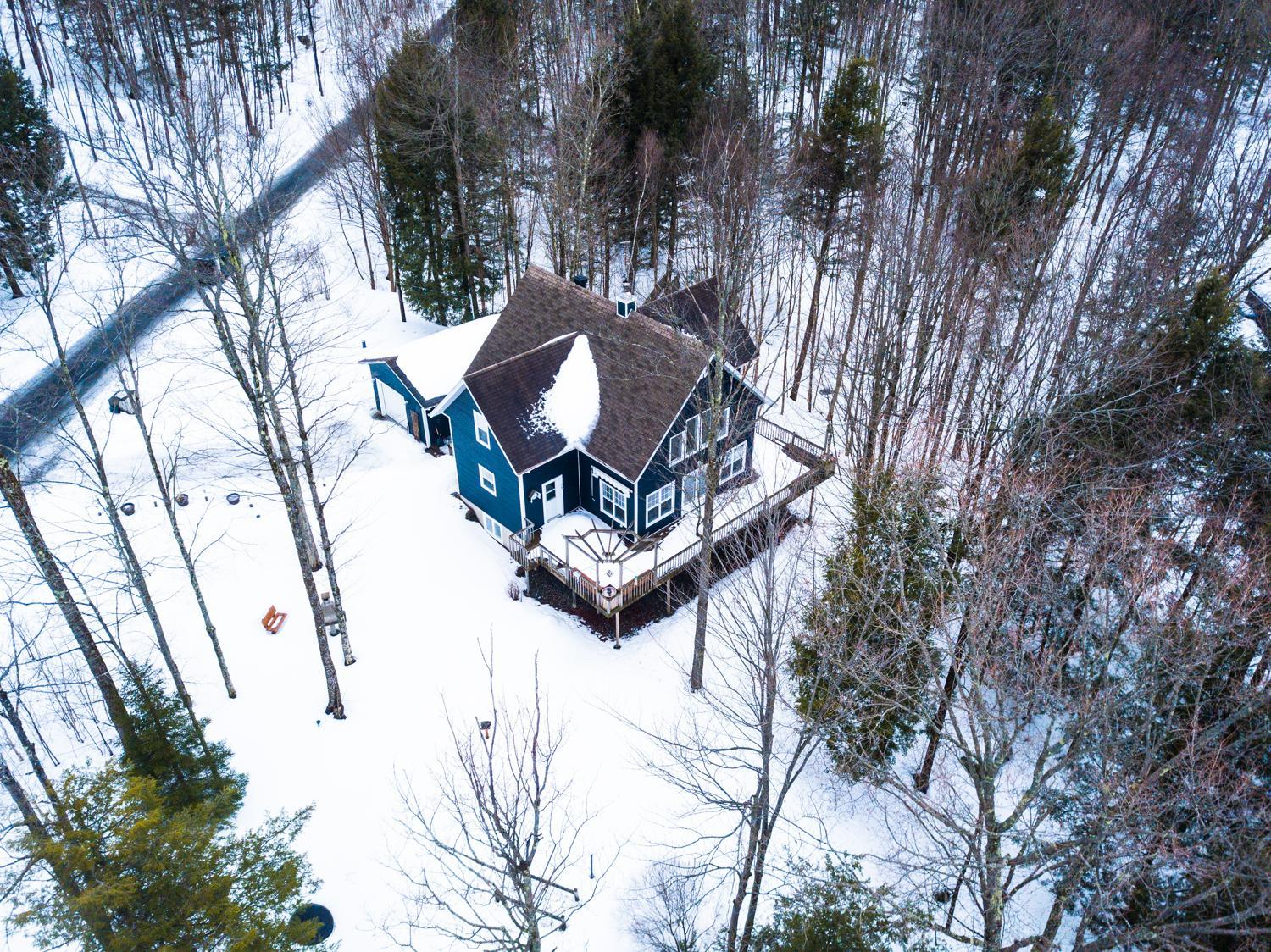 Le 5 Owl - Tranquil Haven near the Charming Village of Knowlton - Sleeps 12 - Whole House & 2 Acres with Pond, Bridge, Grounds, and Woods