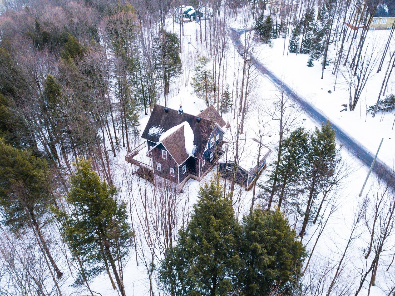 Le 5 Owl - Tranquil Haven near the Charming Village of Knowlton - Sleeps 12 - Whole House & 2 Acres with Pond, Bridge, Grounds, and Woods