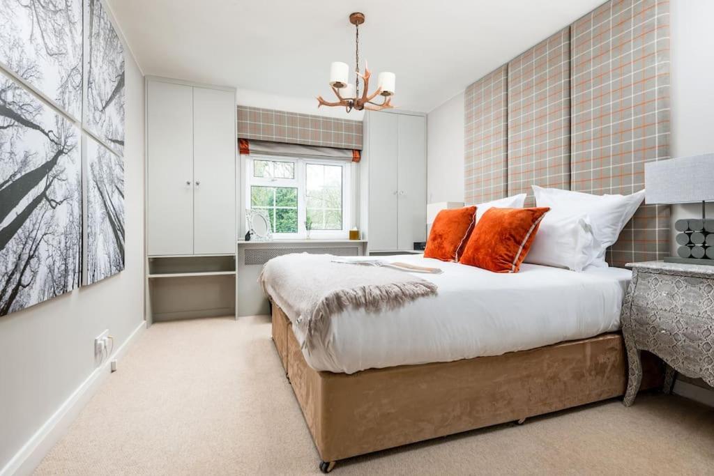 Exceptional Family Stay in Idyllic English Village view 5