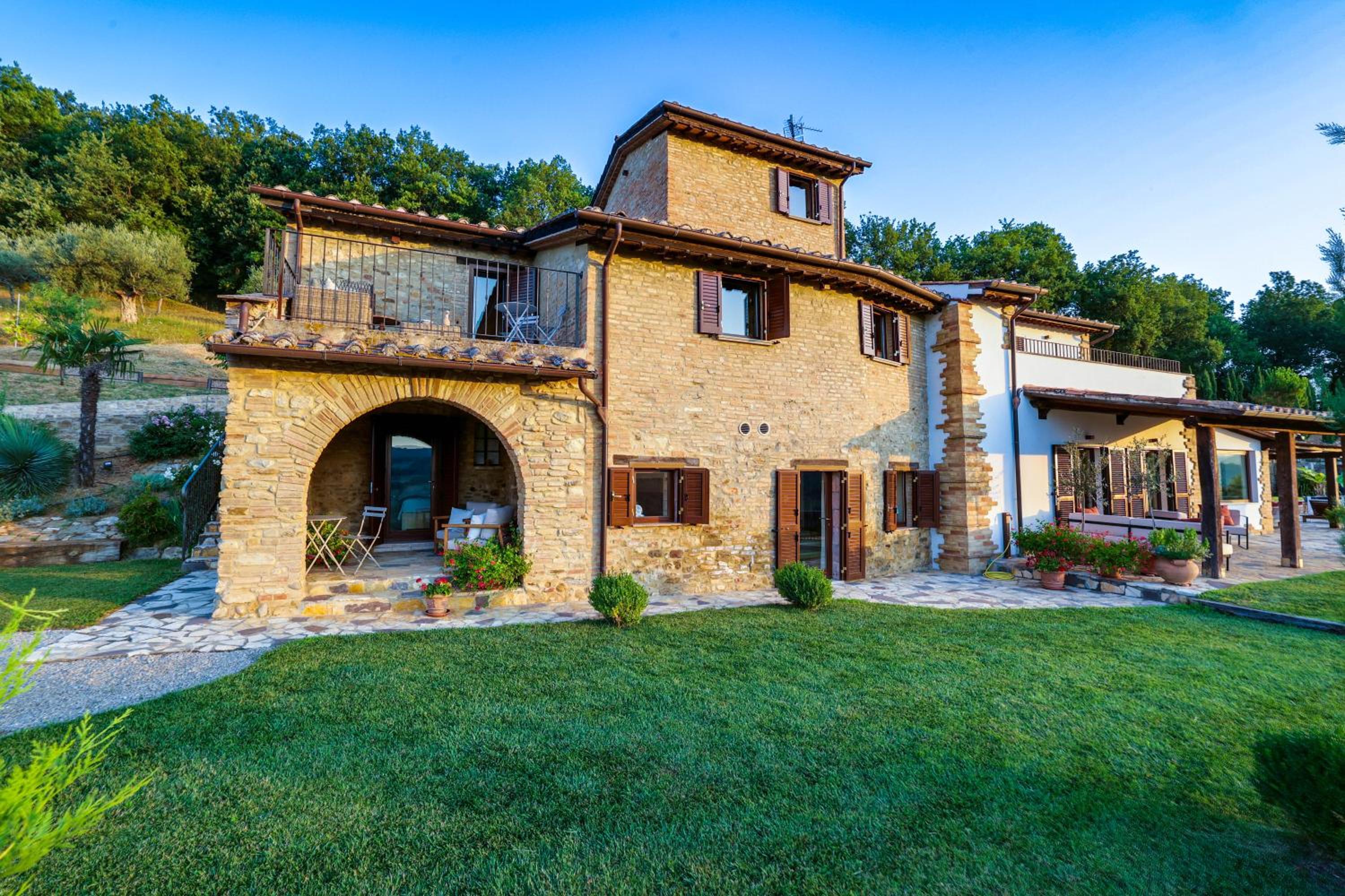 Villa Destino Italy, Umbria Tuscany boarder view 3