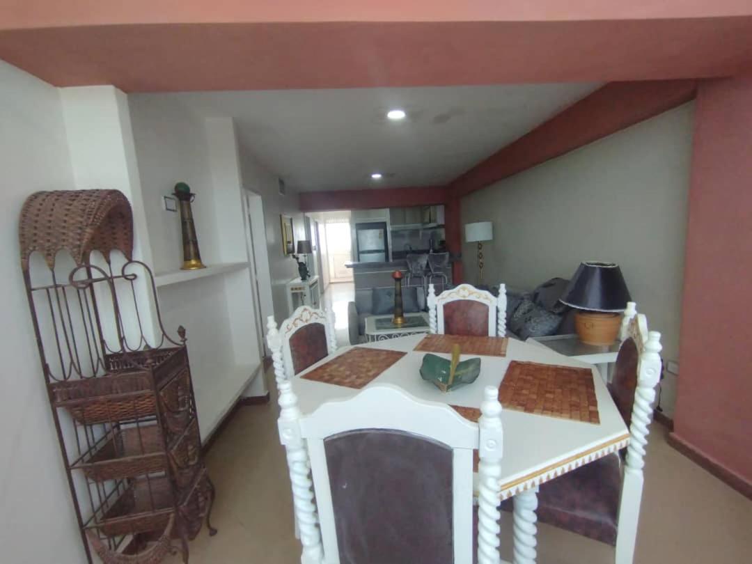 Apartamento frente a la playa, edificio Margarita plaza, apto 15 4, 2 dormitorios 2 baños avenida santiago mariño frente al mar view 4