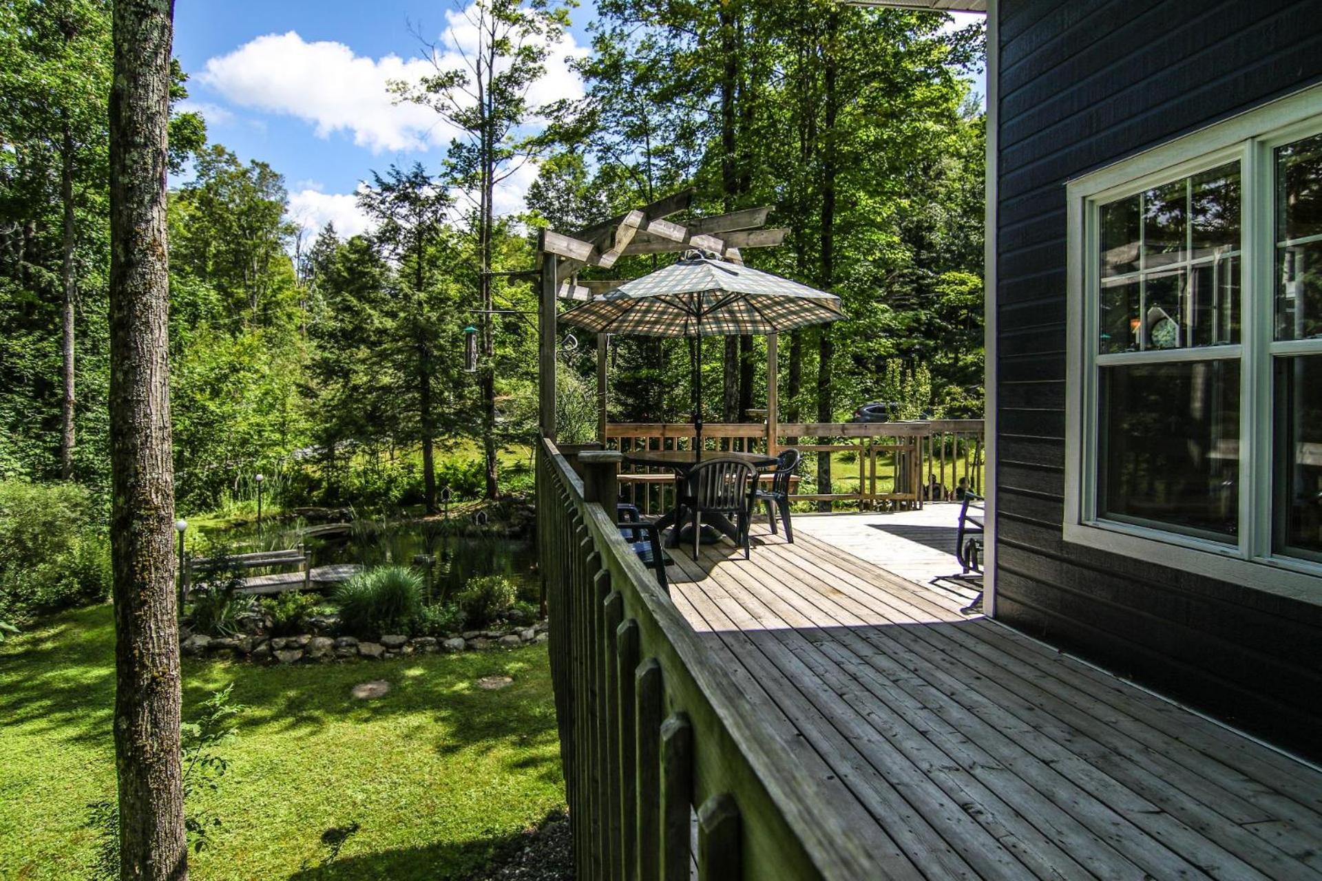 Le 5 Owl - Tranquil Haven near the Charming Village of Knowlton - Sleeps 12 - Whole House & 2 Acres with Pond, Bridge, Grounds, and Woods