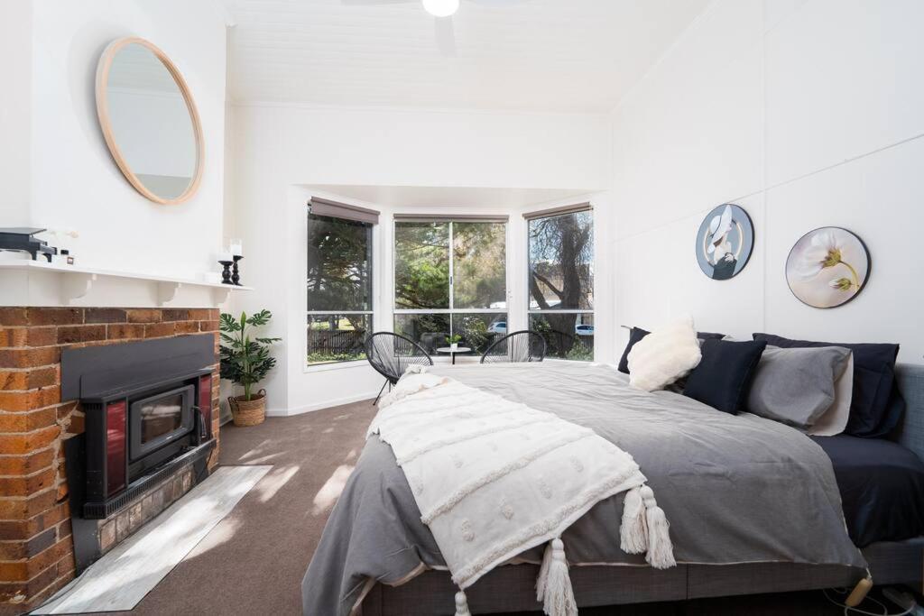 Popular Central Location King Bed The Repose
