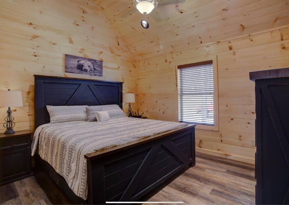 NEW BUILD-5BD-Hottub-WIFI-Theater-Pool Tble-ROKU view 2