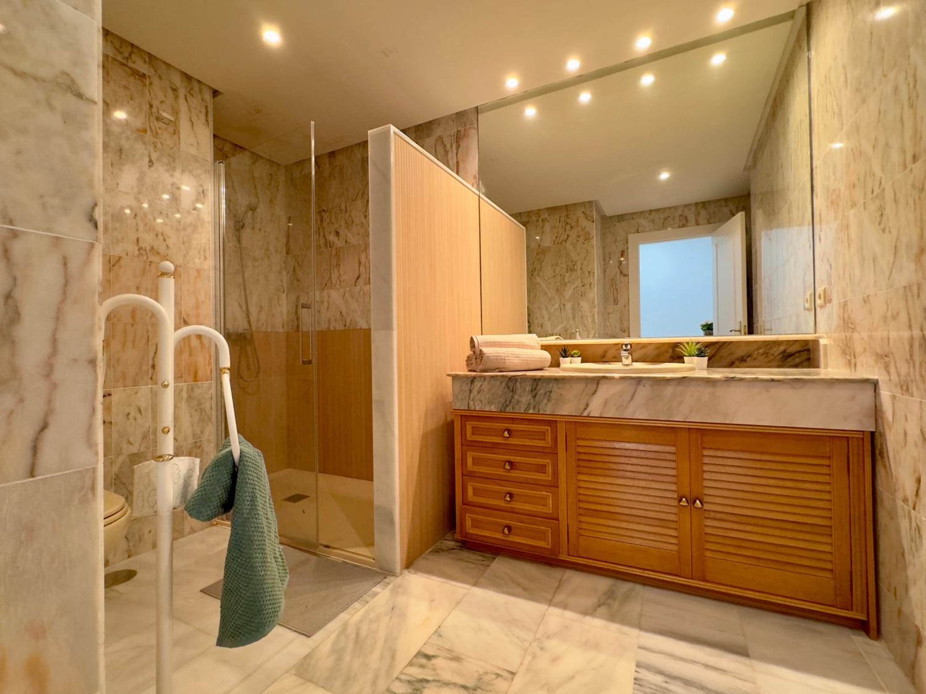 Apartamento con vistas al mar y piscina en Benalmadena