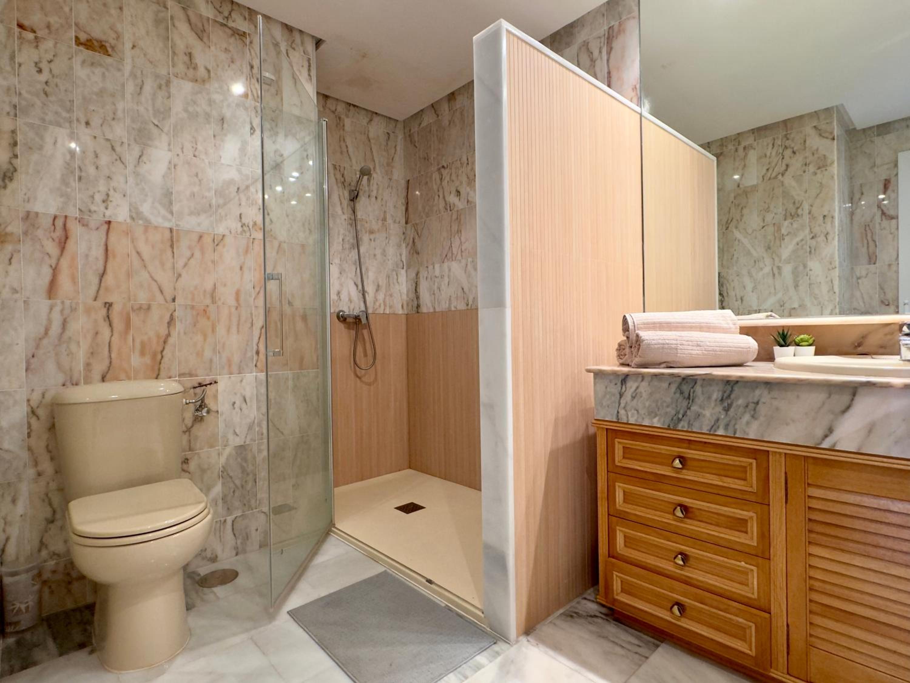Apartamento con vistas al mar y piscina en Benalmadena