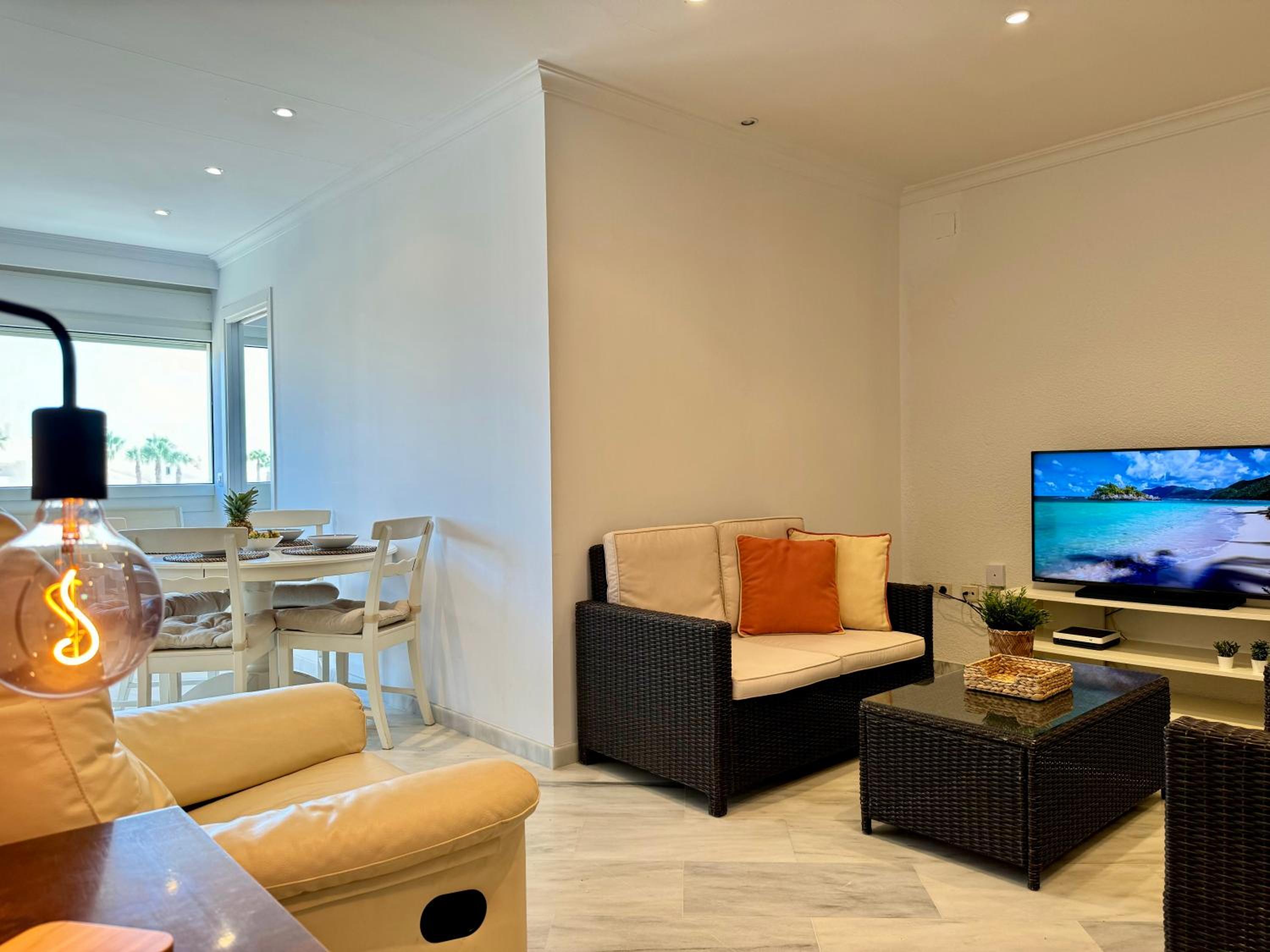 Apartamento con vistas al mar y piscina en Benalmadena