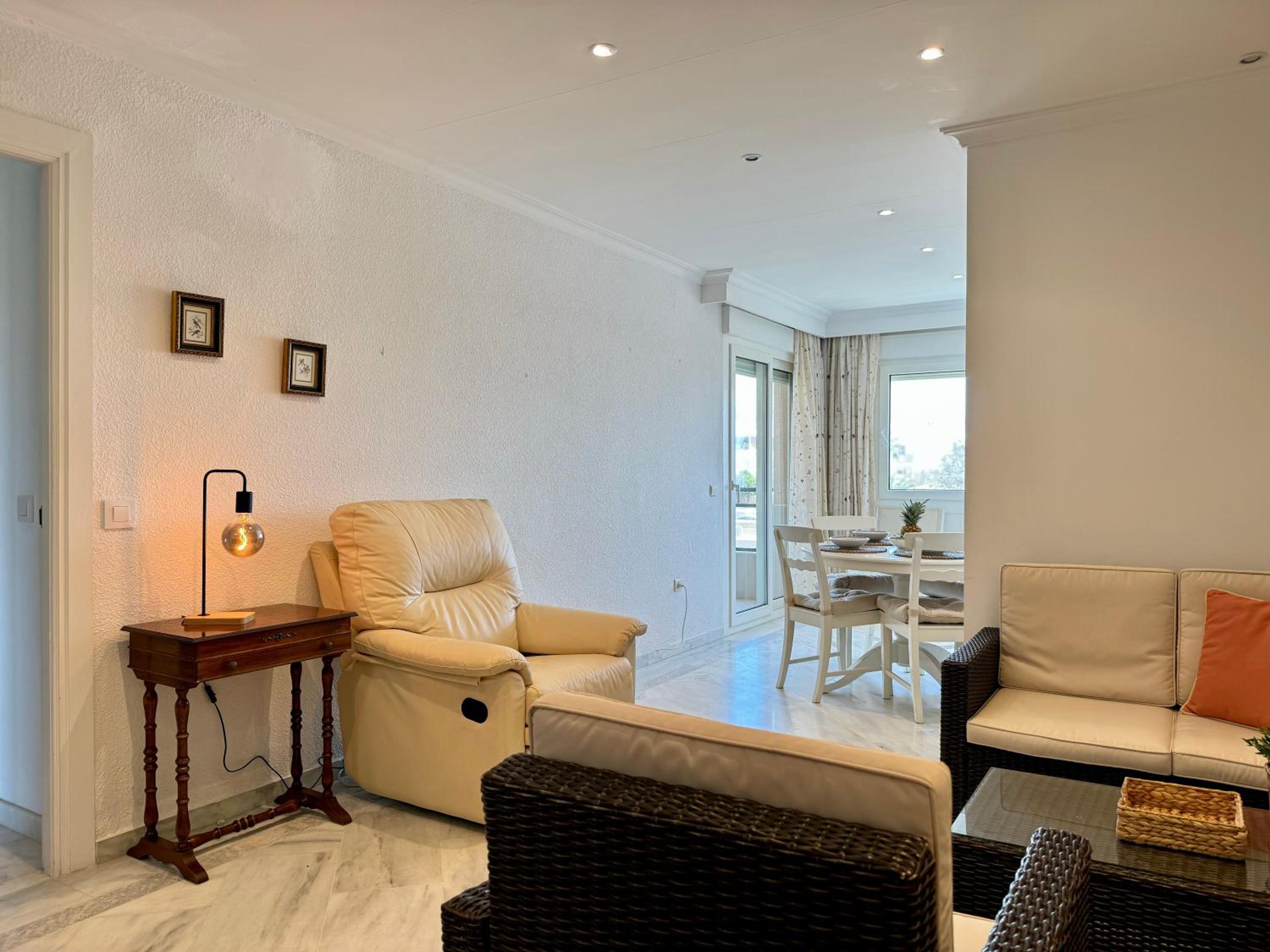Apartamento con vistas al mar y piscina en Benalmadena