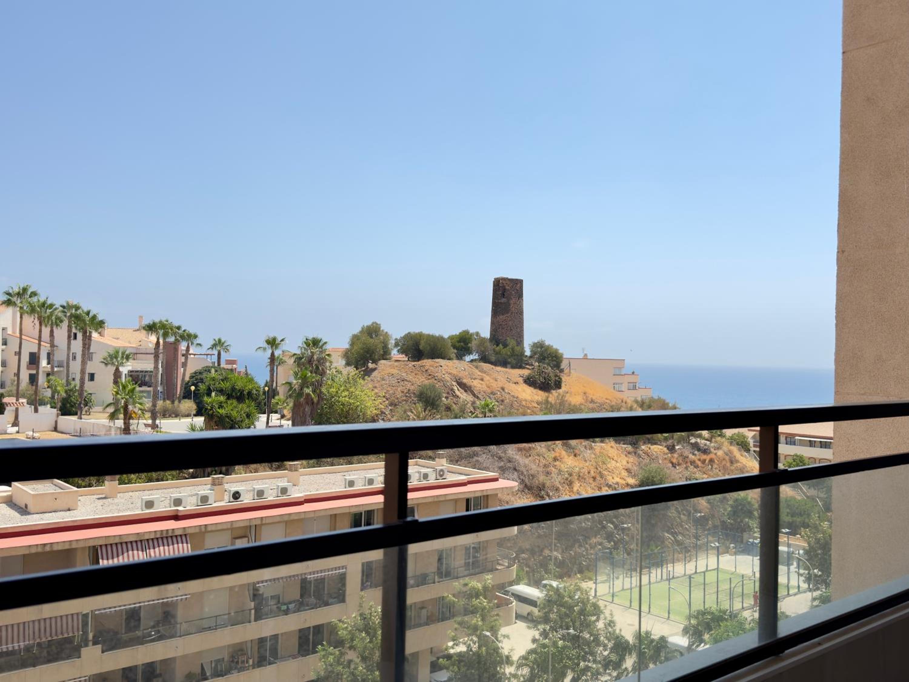 Apartamento con vistas al mar y piscina en Benalmadena