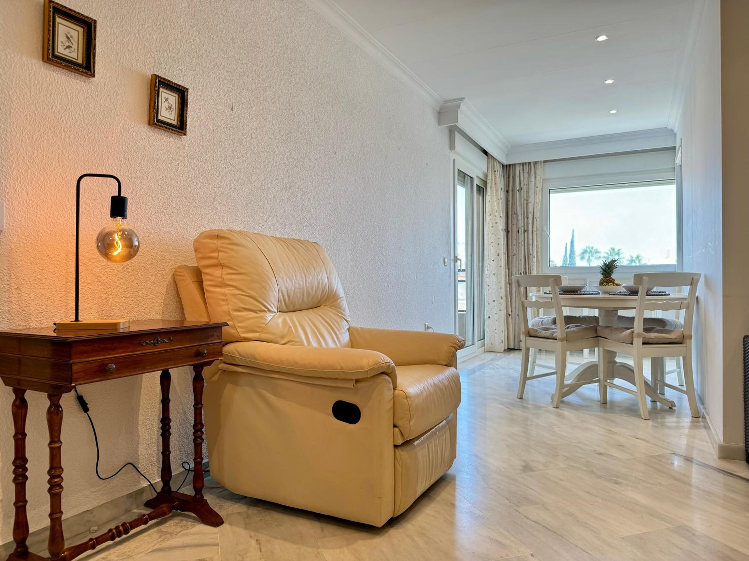 Apartamento con vistas al mar y piscina en Benalmadena
