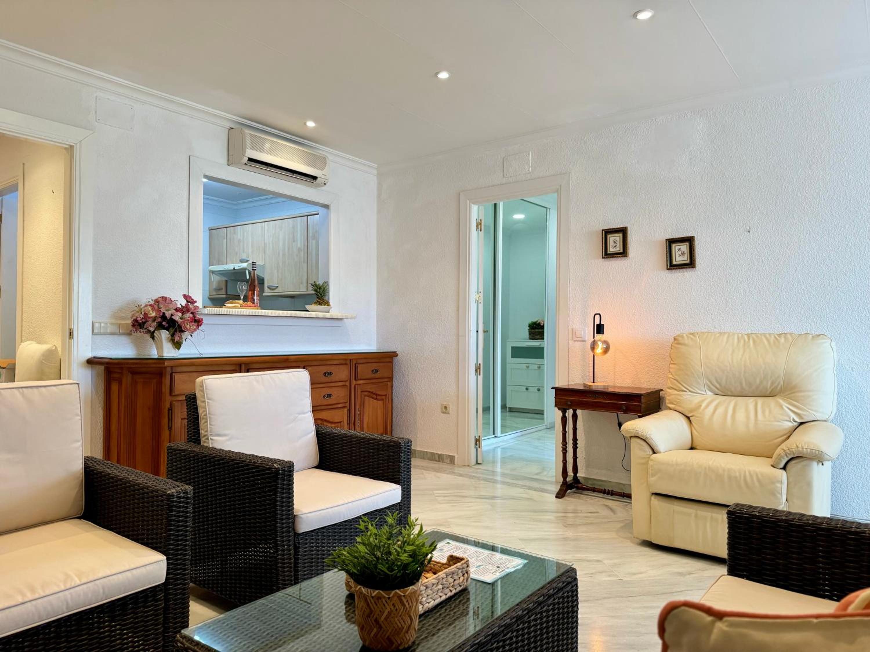 Apartamento con vistas al mar y piscina en Benalmadena