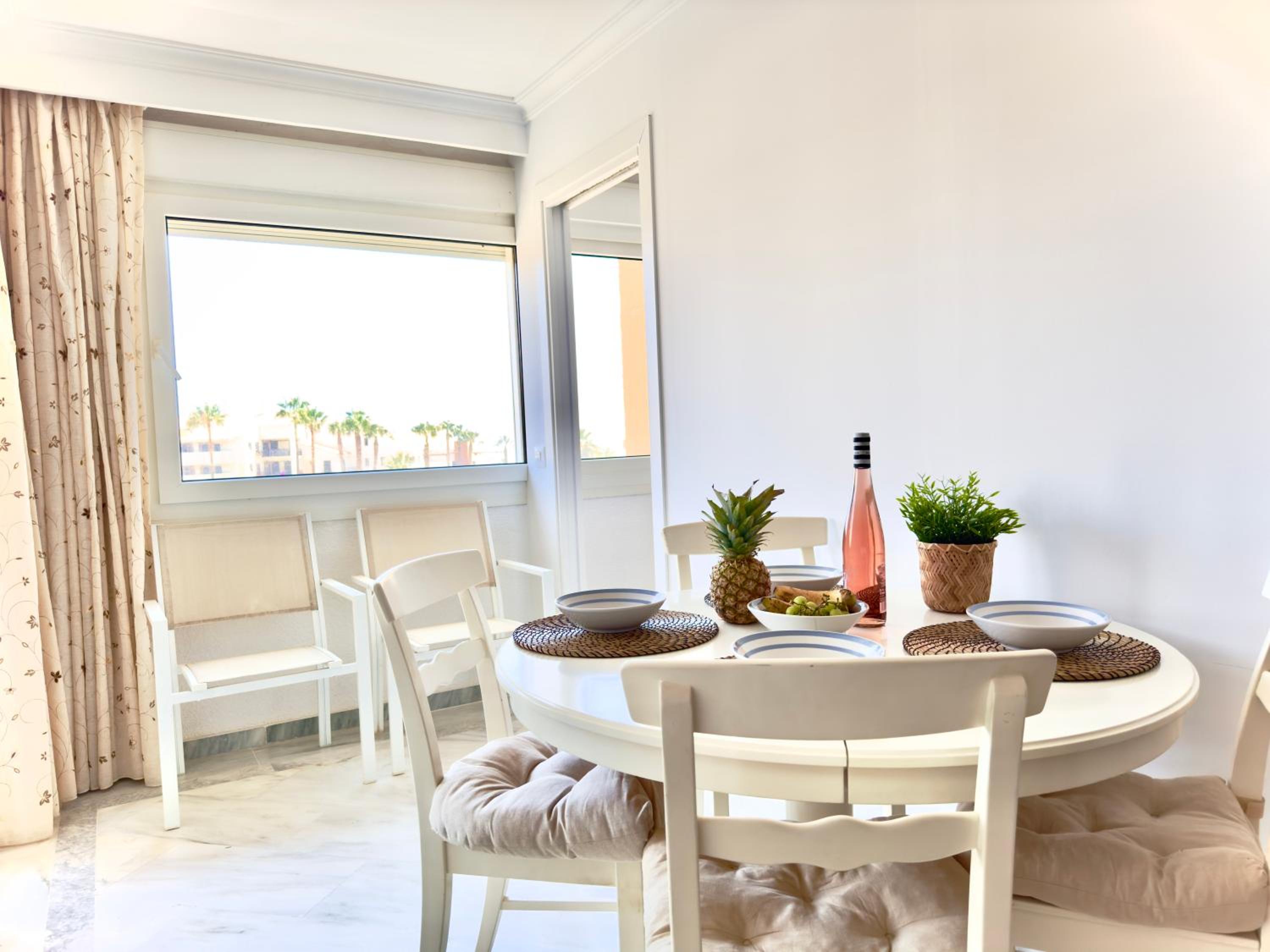 Apartamento con vistas al mar y piscina en Benalmadena