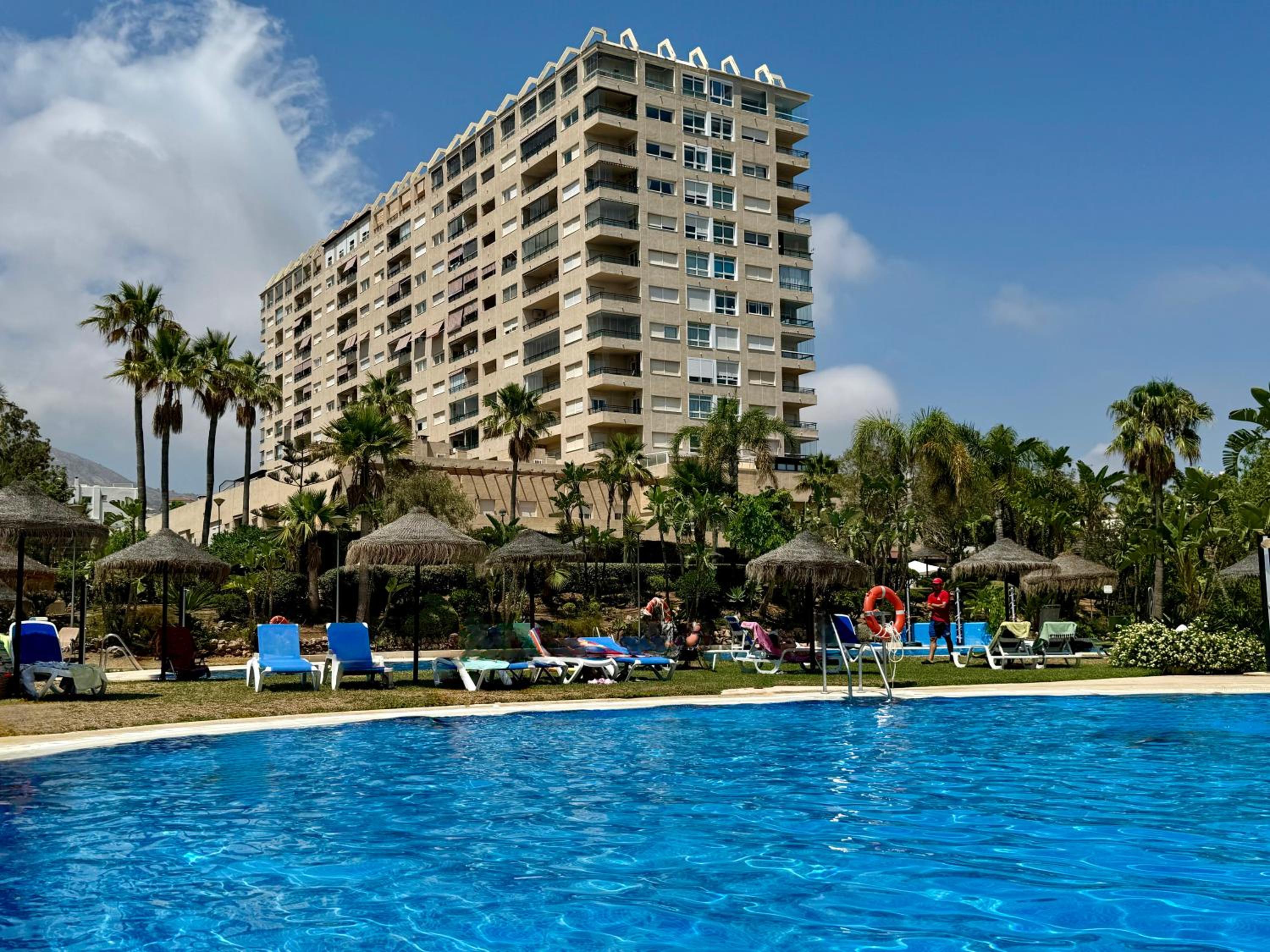 Apartamento con vistas al mar y piscina en Benalmadena