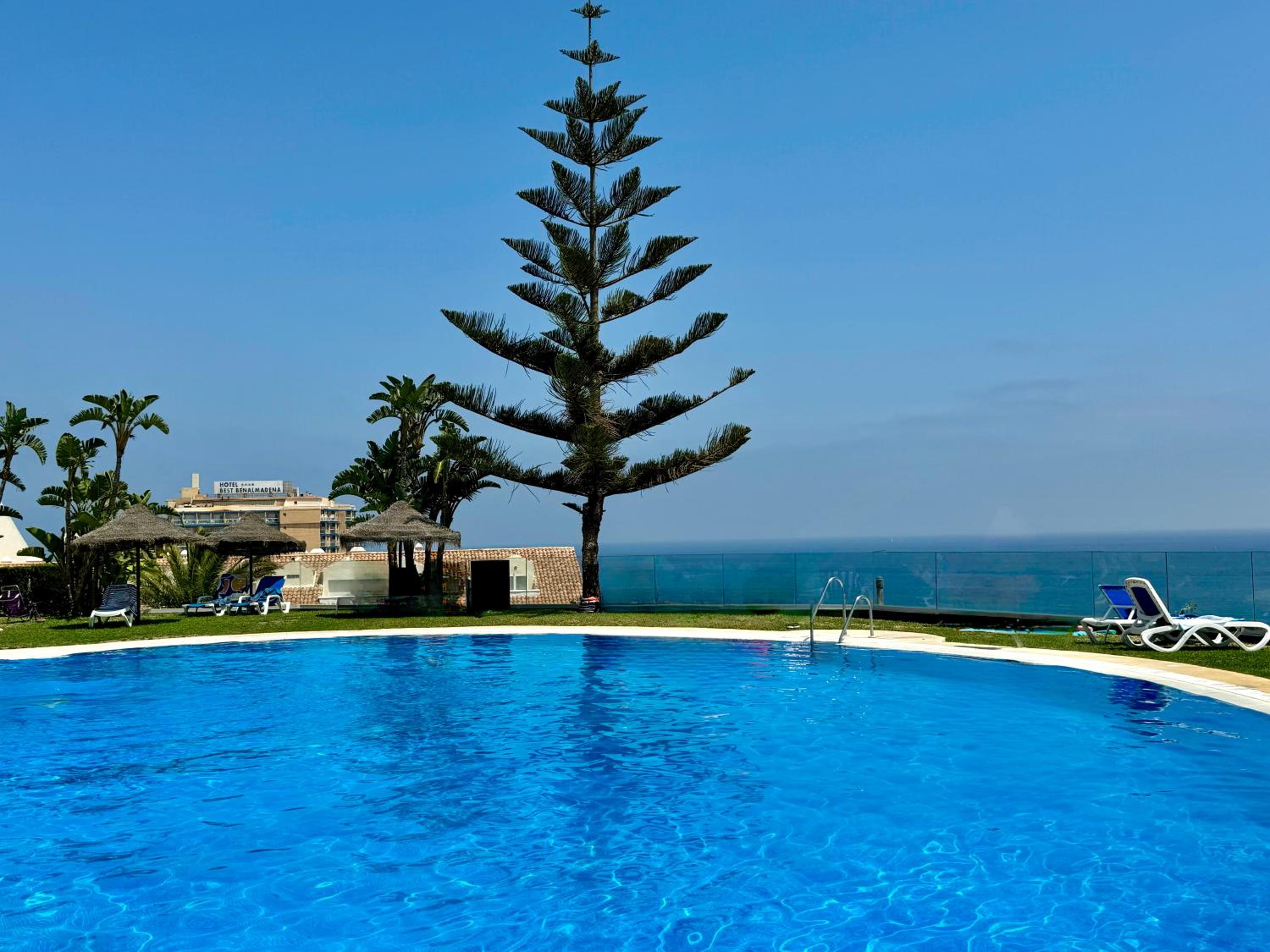 Apartamento con vistas al mar y piscina en Benalmadena
