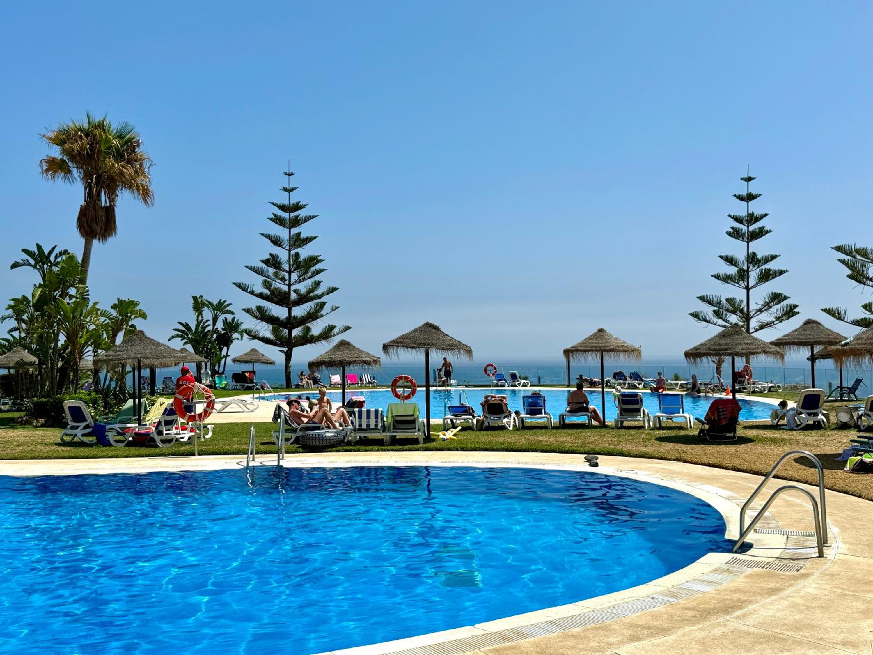 Apartamento con vistas al mar y piscina en Benalmadena