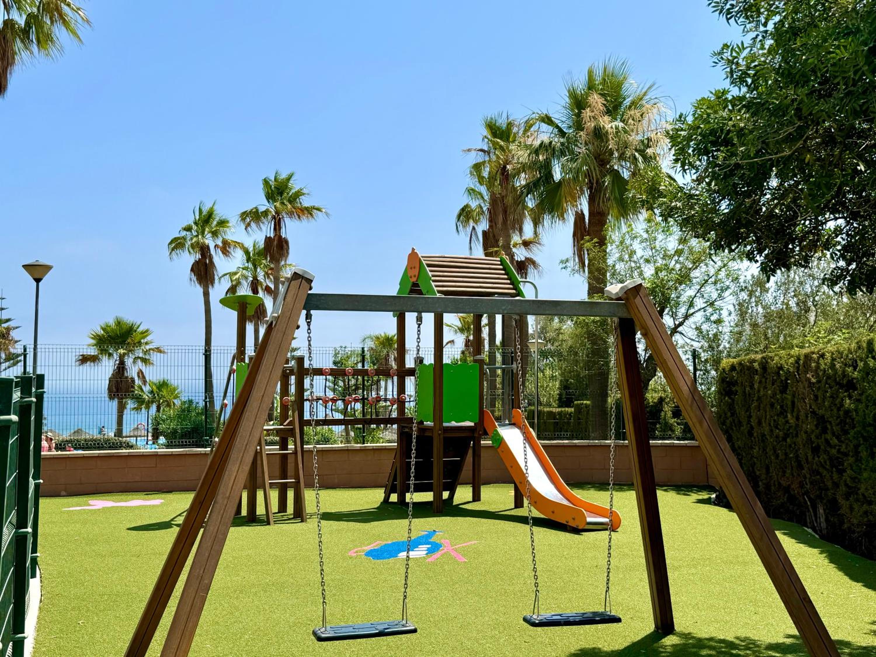 Apartamento con vistas al mar y piscina en Benalmadena