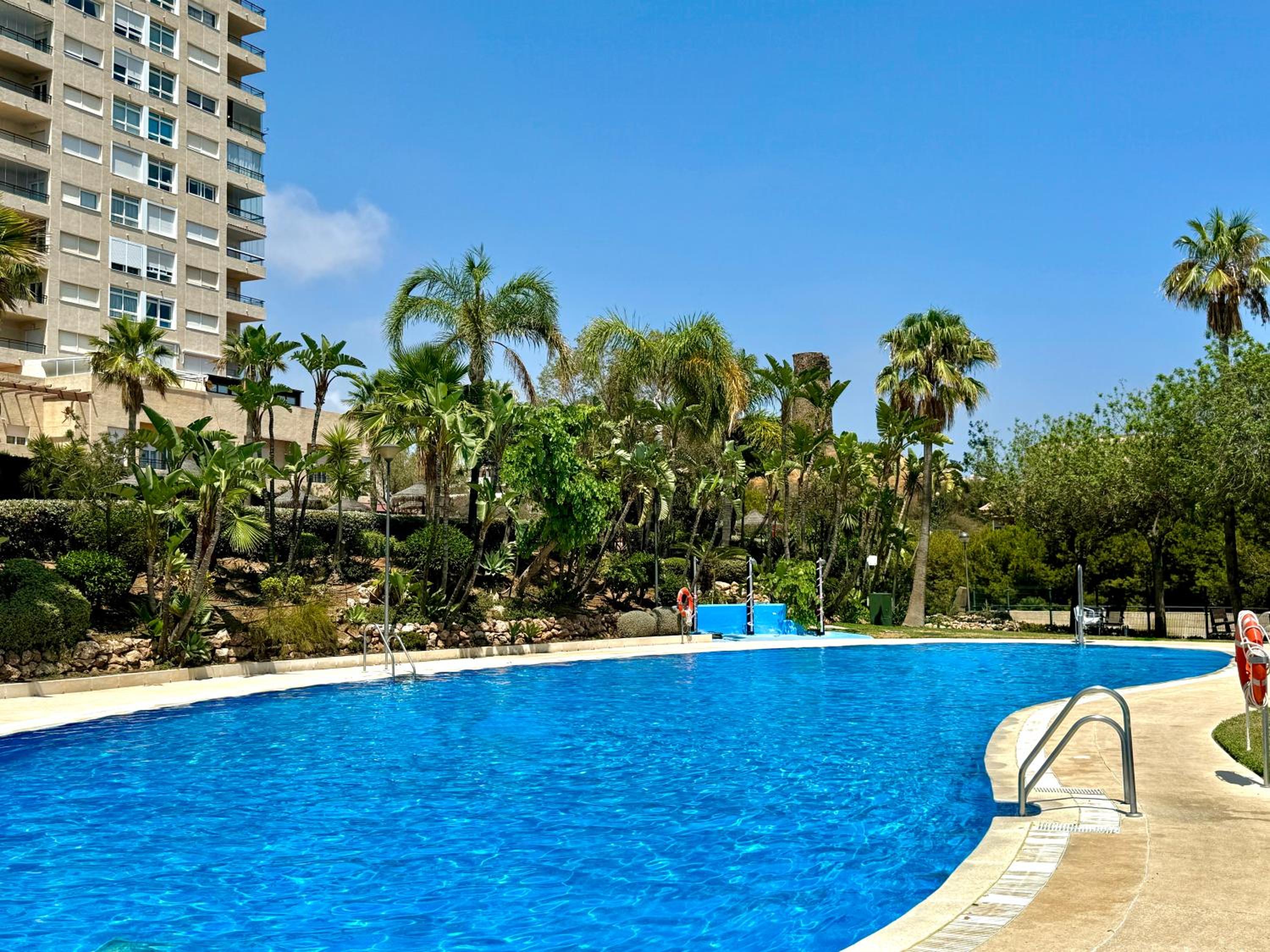 Apartamento con vistas al mar y piscina en Benalmadena