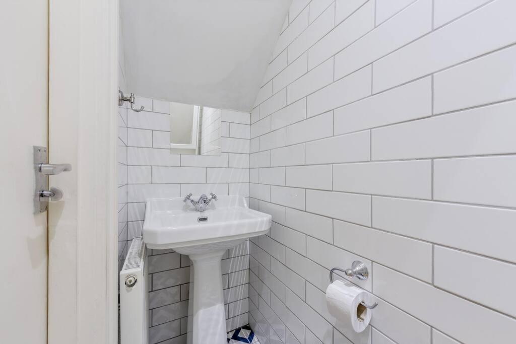 Charming Hampstead Retreat with Patio view 5
