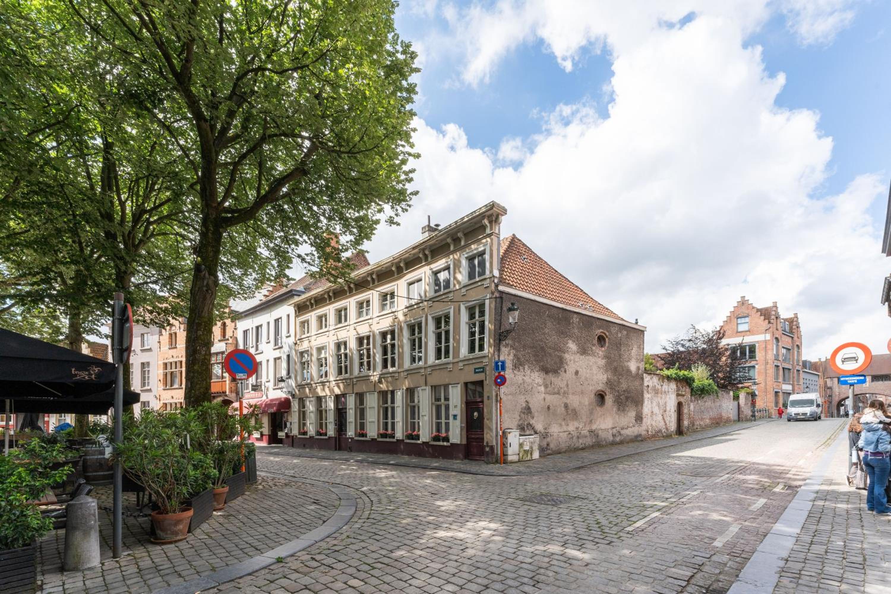 Hotel Lake Suites - Image 1