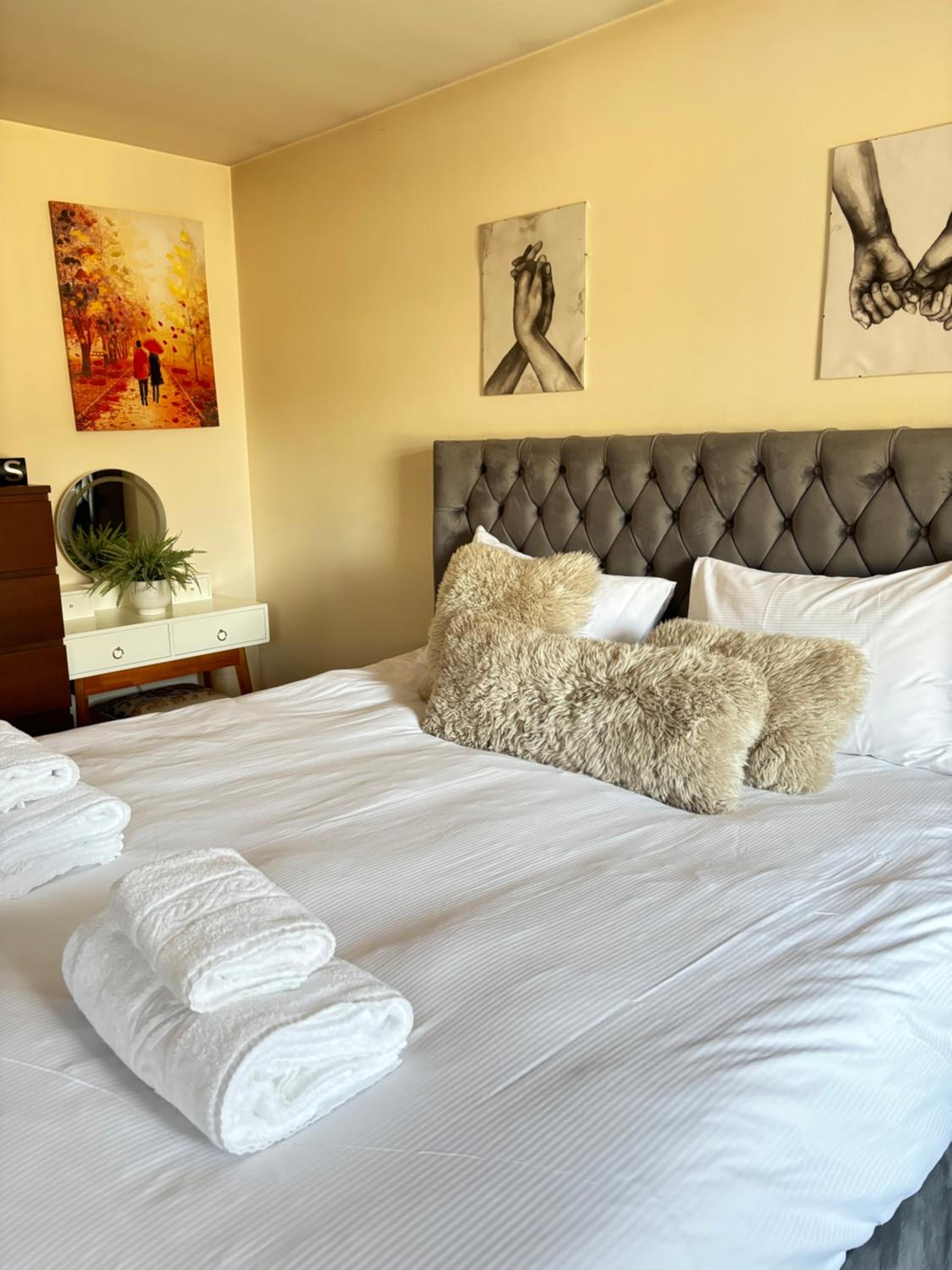 City Airport serviced house London — bedroom