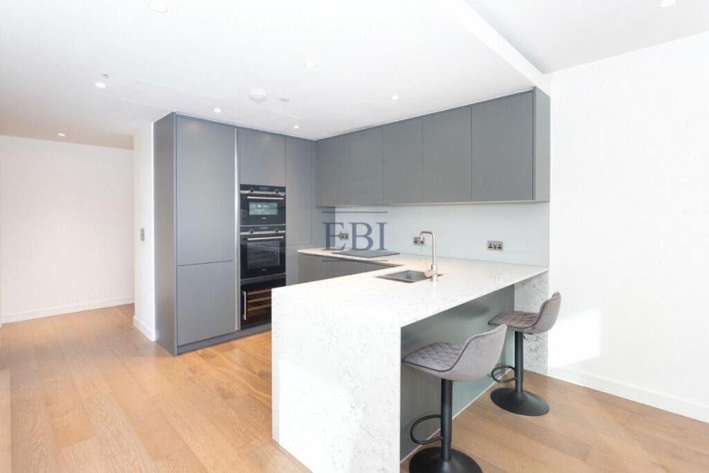 High level near Canary Wharf-O2-Excel-London Bridge-Waterloo-Westminster-Bond street