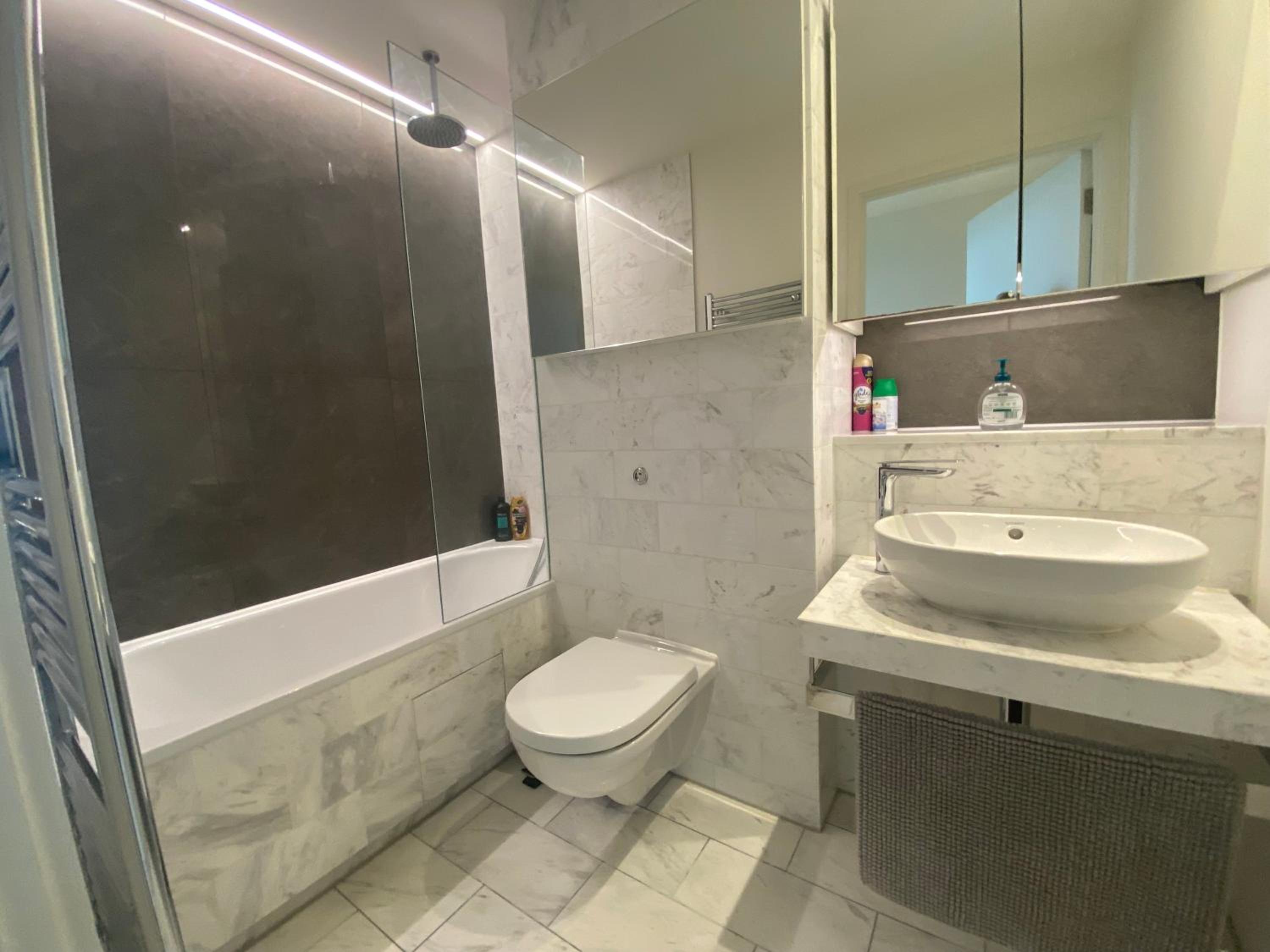 High level near Canary Wharf-O2-Excel-London Bridge-Waterloo-Westminster-Bond street