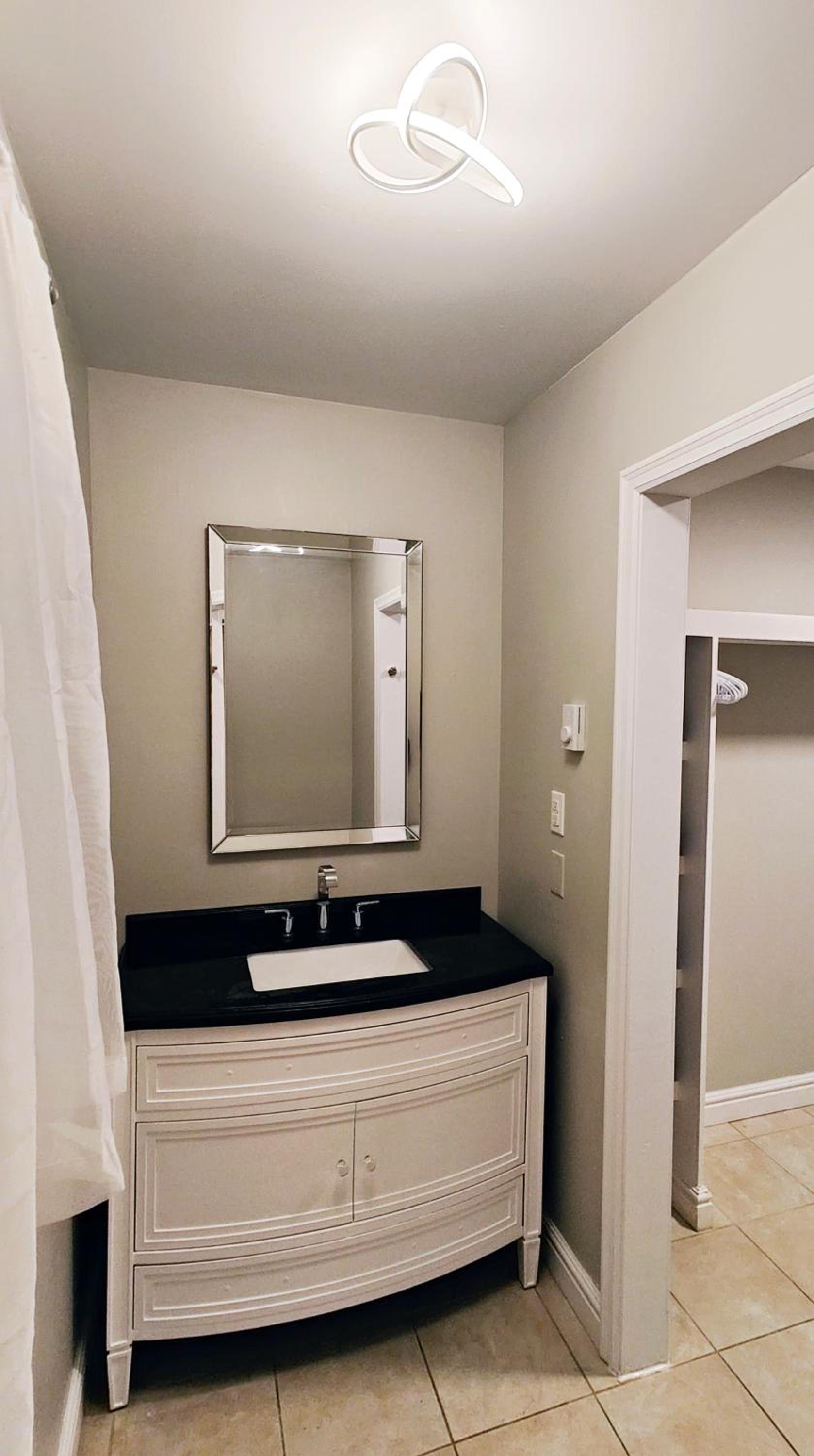 Private 4 bedrooms 2 bathrooms Free Parking
