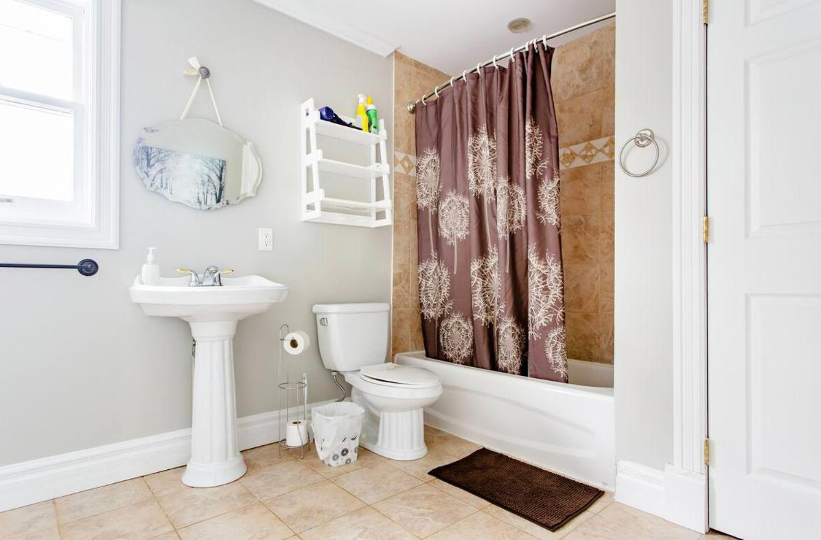 Private 4 bedrooms 2 bathrooms Free Parking