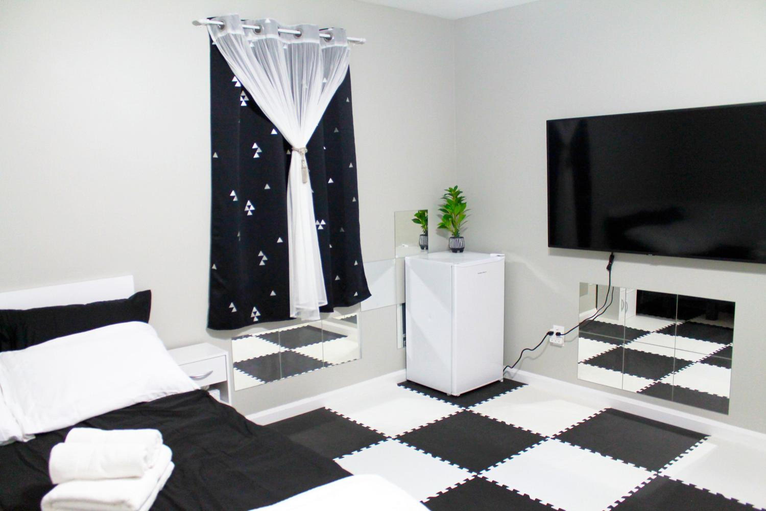 Private 4 bedrooms 2 bathrooms Free Parking