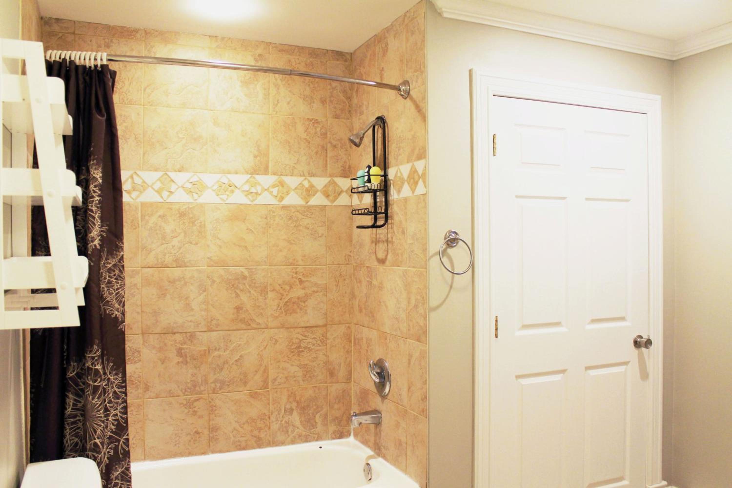 Private 4 bedrooms 2 bathrooms Free Parking